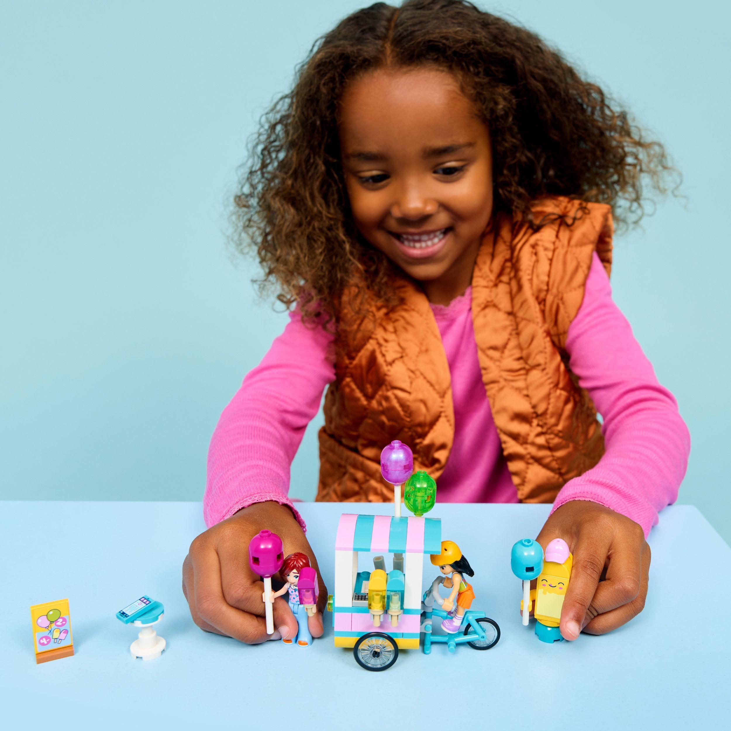 Voir la diapositive 7 : LEGO Friends 42692 Le Stand de Glaces et de Ballons - Jouet de Construction dès 6 ans