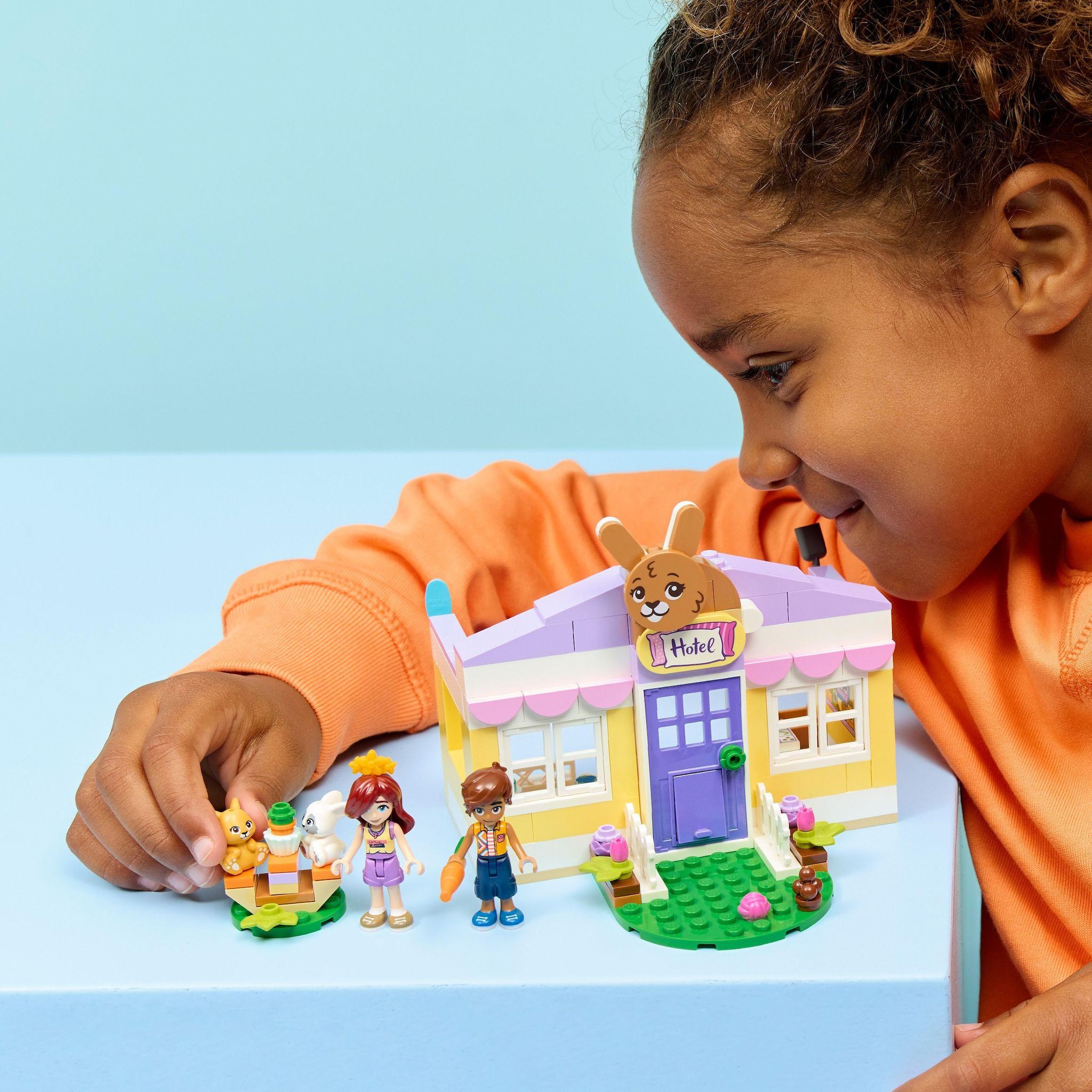 Voir la diapositive 7 : LEGO Friends 42679 - L’Hôtel des Lapins de Heartlake City