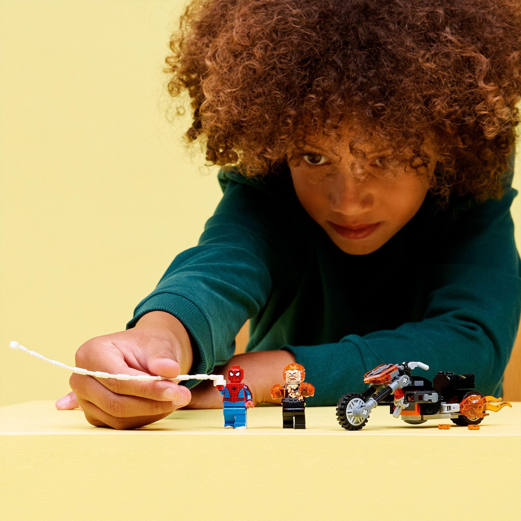 Voir la diapositive 7 : LEGO Marvel 76335 - Spider-Man et sa Moto contre Ghost Rider