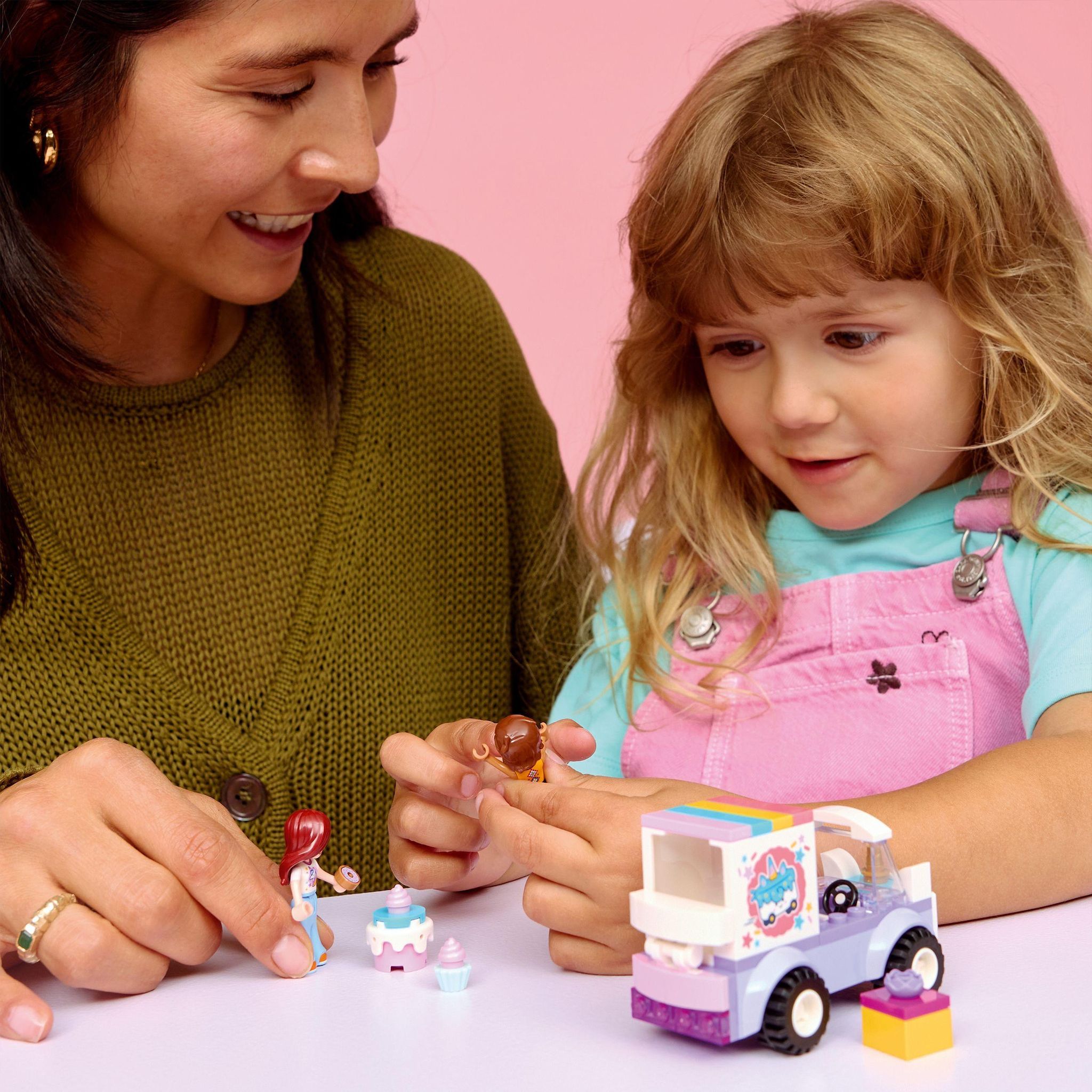 Voir la diapositive 7 : LEGO Friends 42675 - La Voiture Licorne