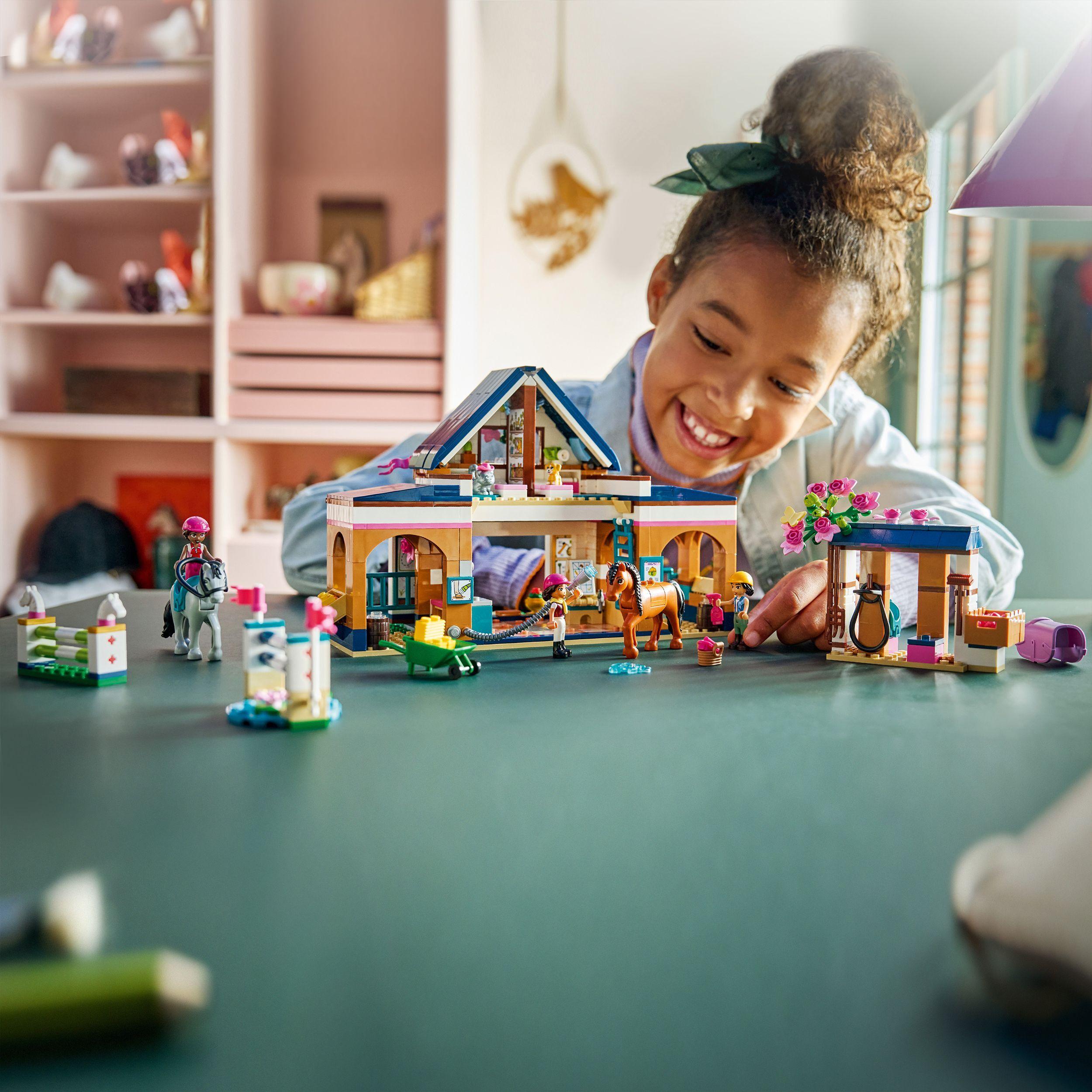 Voir la diapositive 7 : LEGO Friends 42688 L’Écurie et l’École d’Équitation - Jouet de Construction dès 7 ans