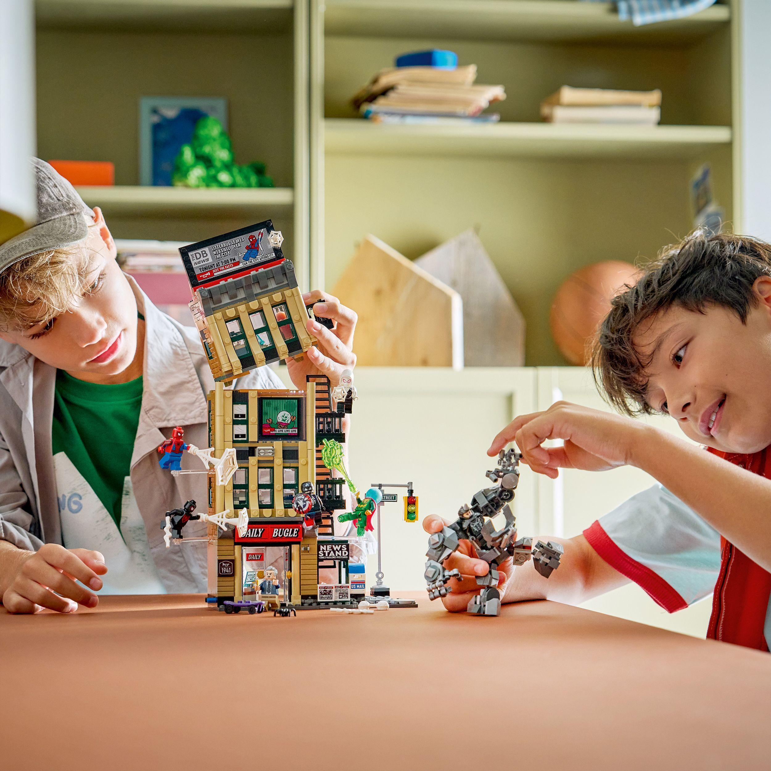 Voir la diapositive 7 : LEGO Marvel 76342 - Spider-Man contre Mystério : Le Daily bugle