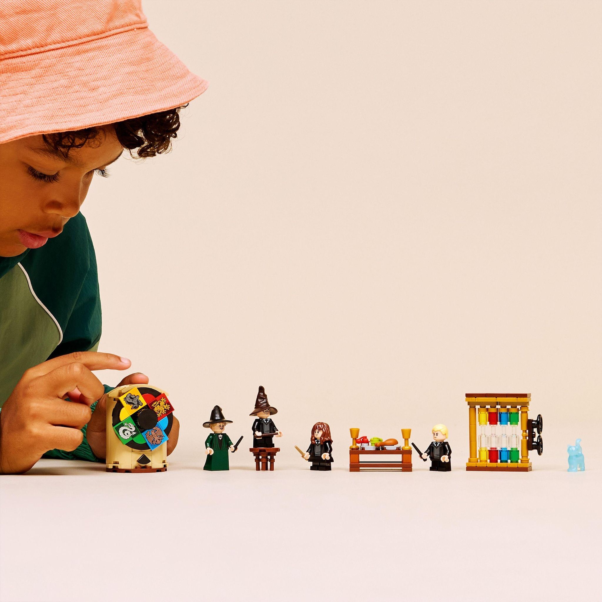 Voir la diapositive 7 : LEGO Harry Potter 76460 - Le Château de Poudlard : la Cérémonie du Choixpeau Magique