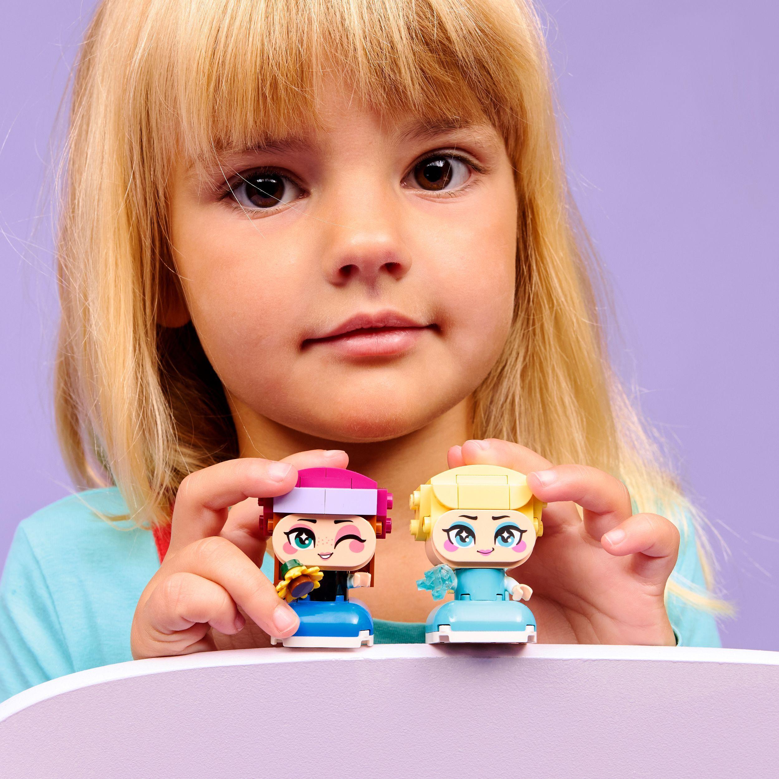 Voir la diapositive 7 : LEGO Disney 43284 - La Reine des Neiges : Anna et Elsa Miniatures