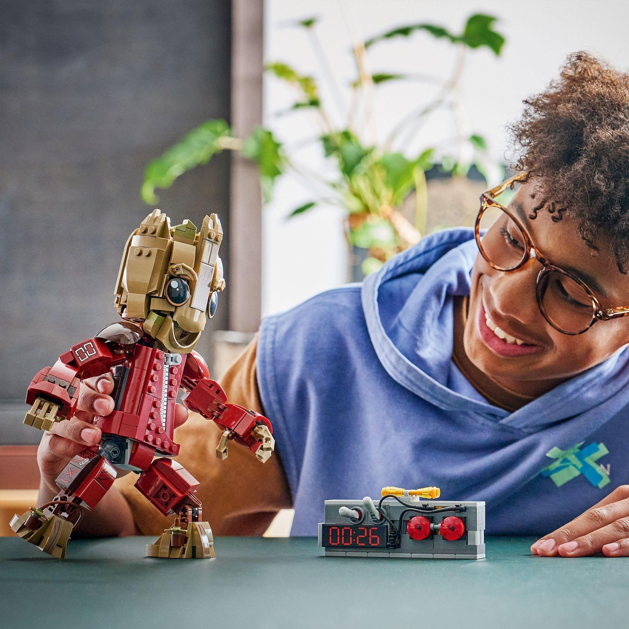 Voir la diapositive 7 : LEGO Marvel 76341 - Groot en Tenue de Ravageur