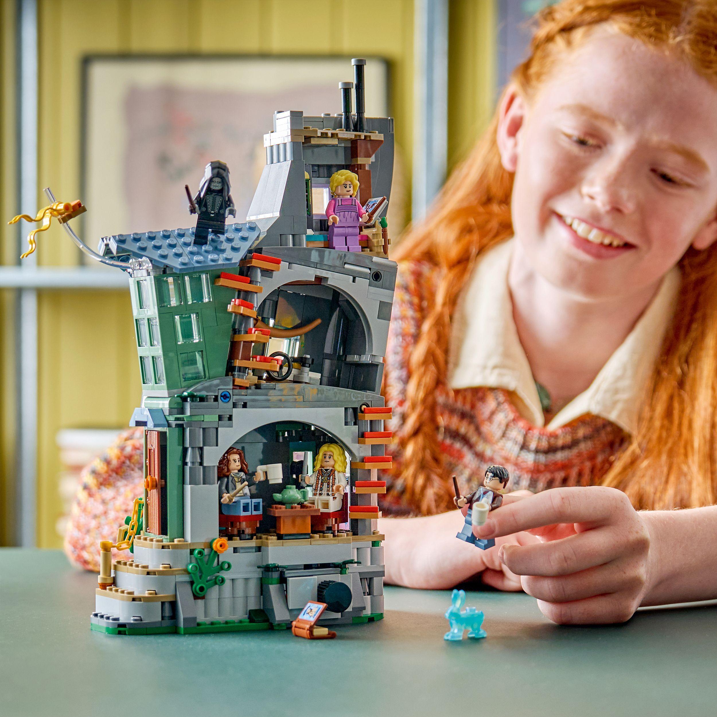 Voir la diapositive 7 : LEGO Harry Potter 76467 - La maison de Luna Lovegood