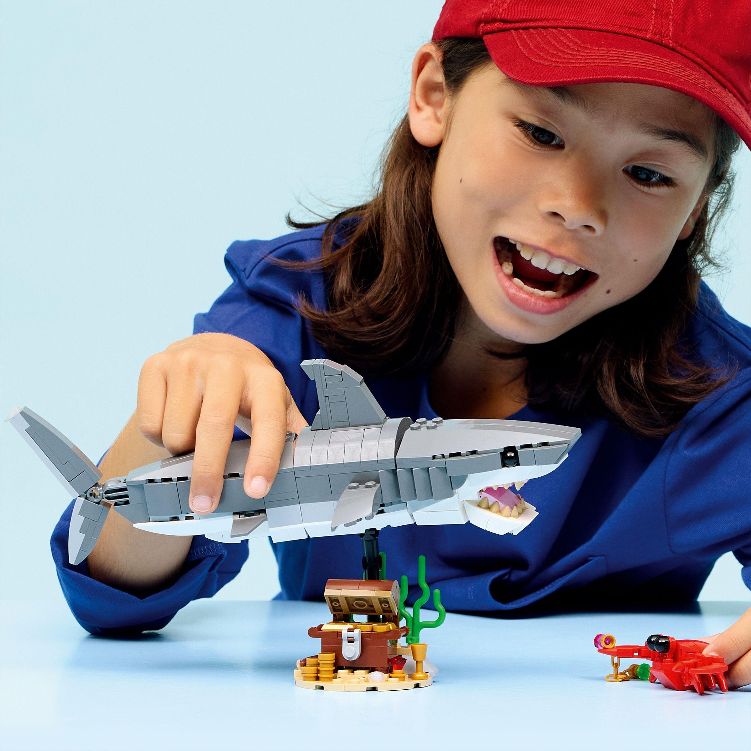 Voir la diapositive 7 : LEGO Creator 3-en-1 31381 Le Redoutable Requin et le Coffre au Trésor - Jouet dès 8 ans