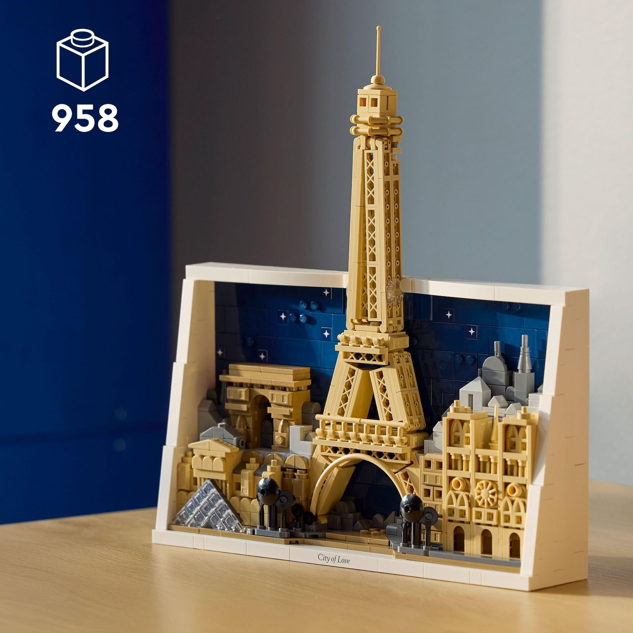 Voir la diapositive 3 : LEGO Architecture 21064 - Paris, Ville de l’Amour