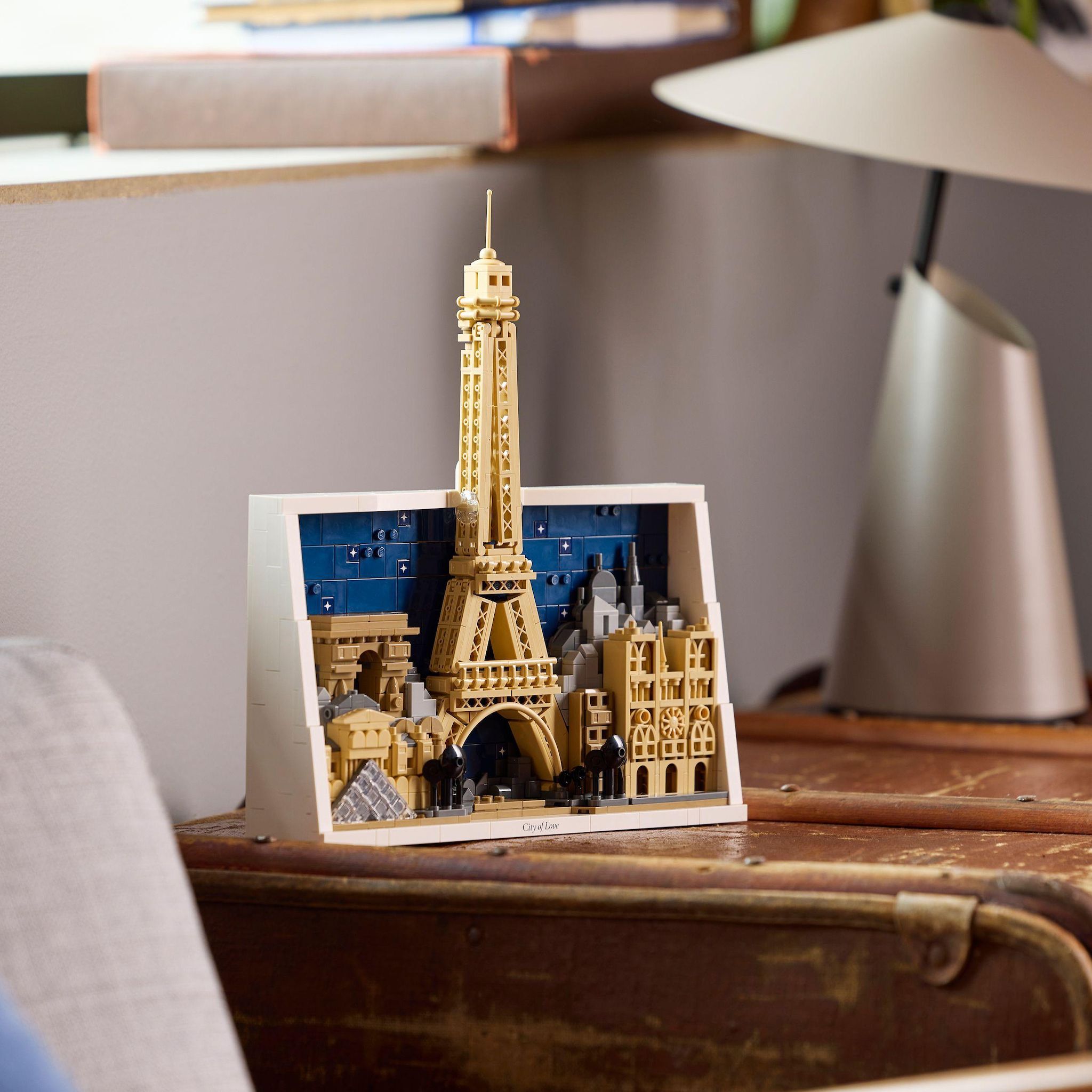 Voir la diapositive 4 : LEGO Architecture 21064 - Paris, Ville de l’Amour