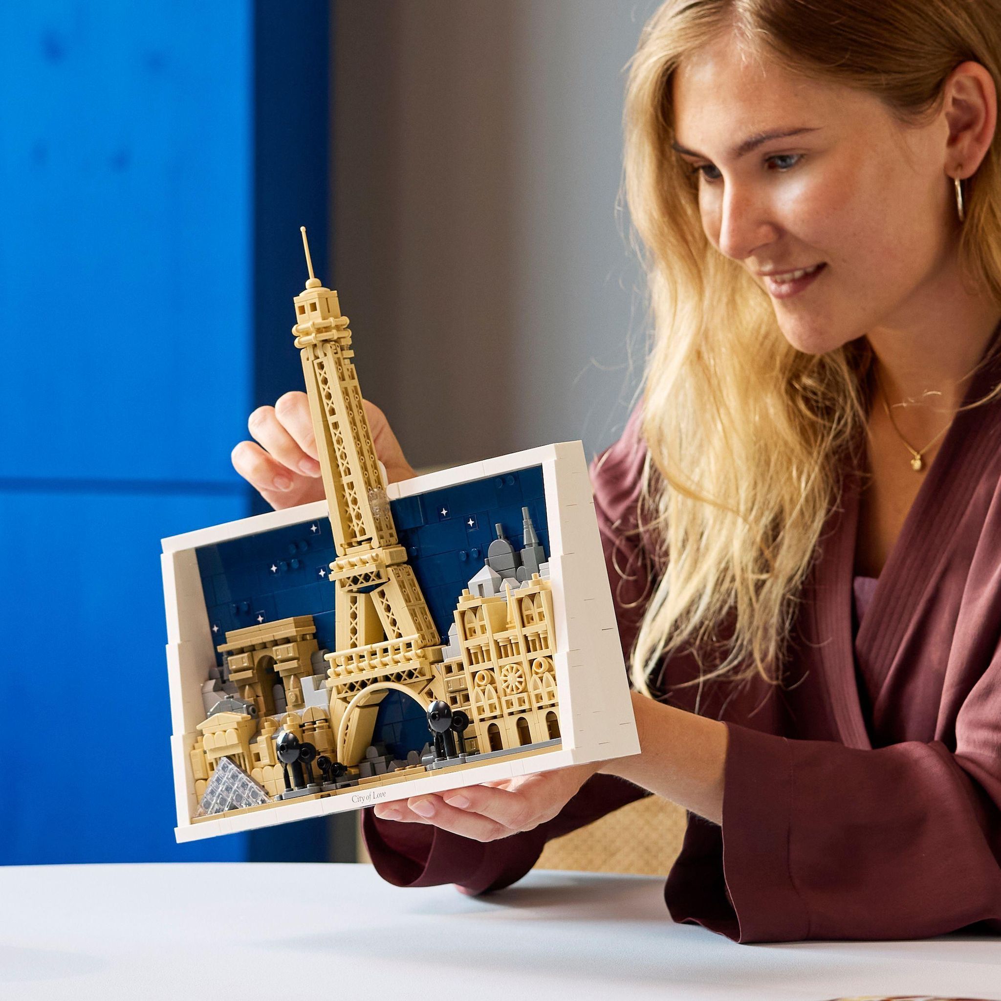 Voir la diapositive 7 : LEGO Architecture 21064 - Paris, Ville de l’Amour