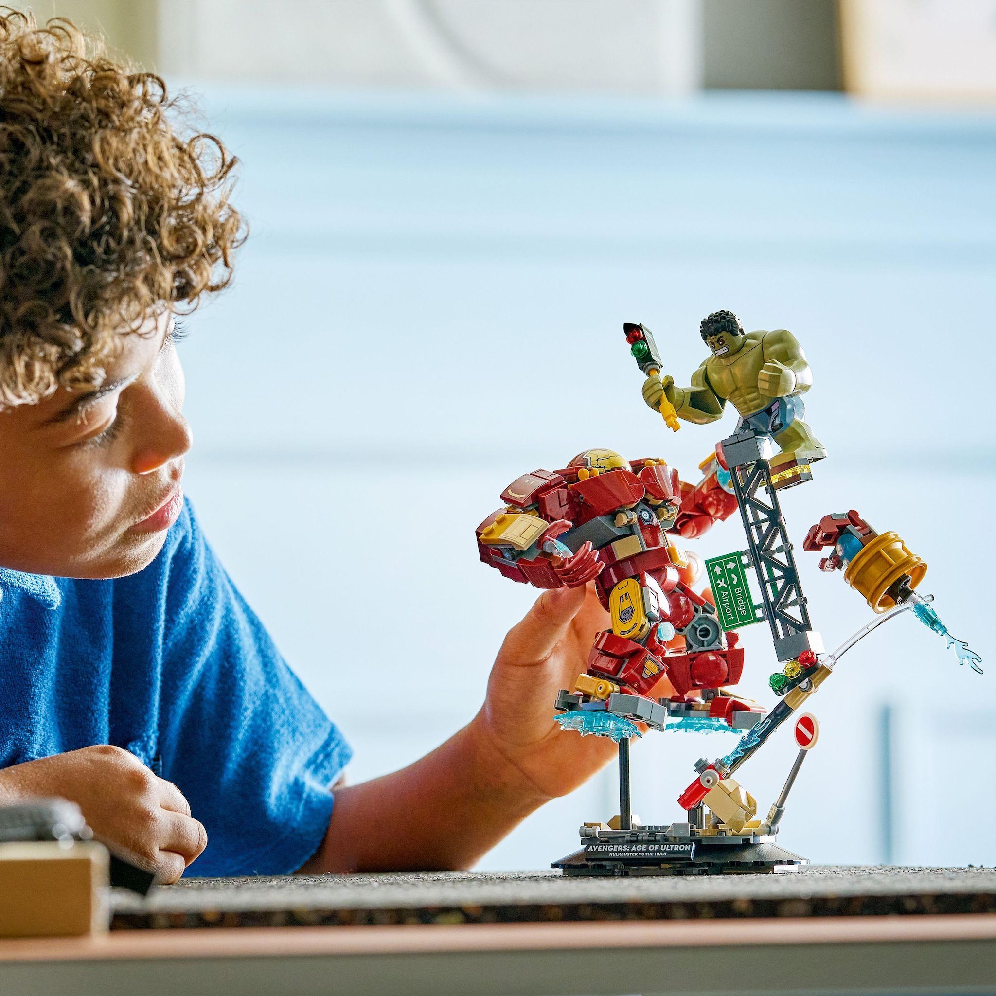 Voir la diapositive 7 : LEGO Marvel 76343 - Le Combat Légendaire entre Hulkbuster et Hulk