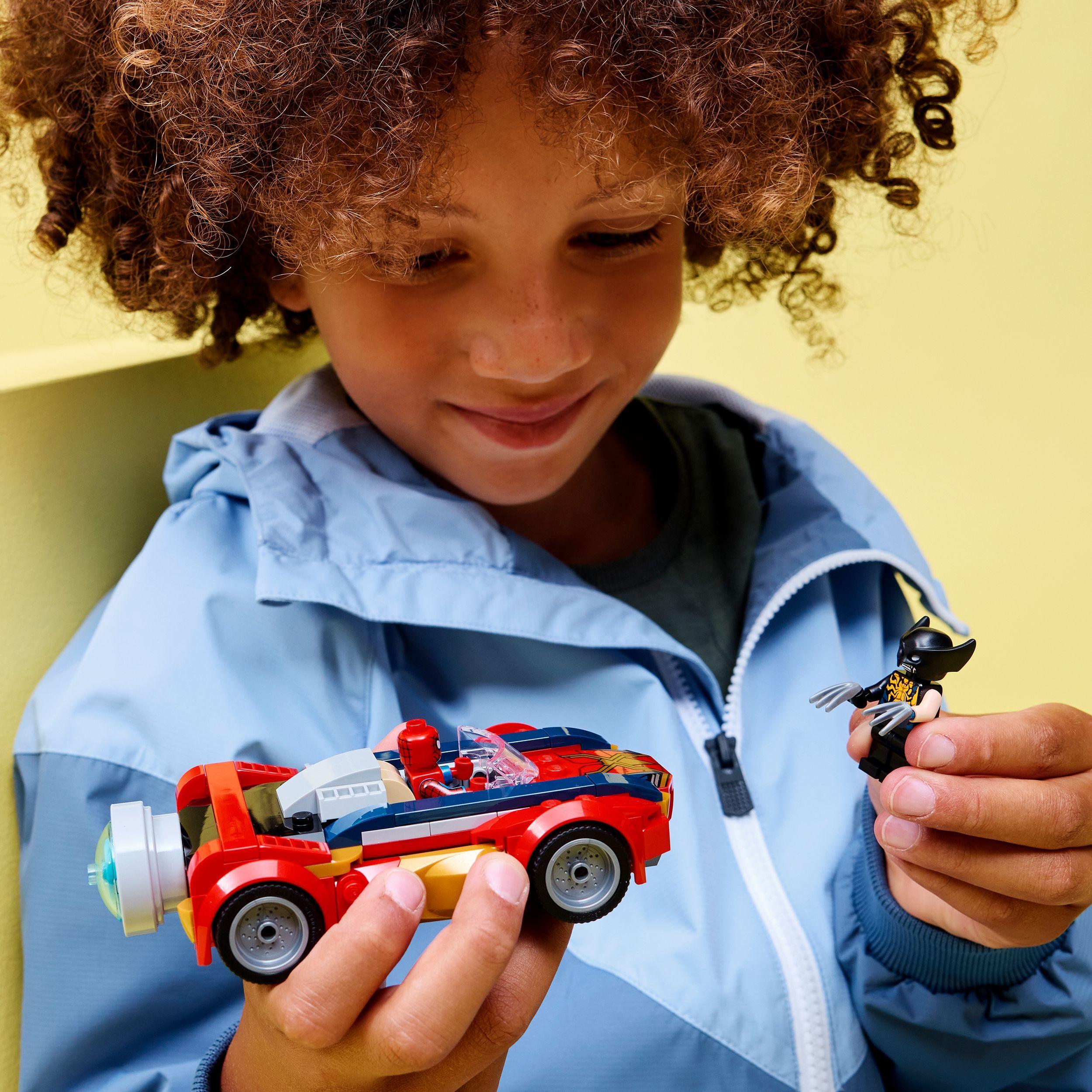 Voir la diapositive 7 : LEGO Marvel 76336 - Spider-Man et sa Voiture contre Wolverine Vénomisé
