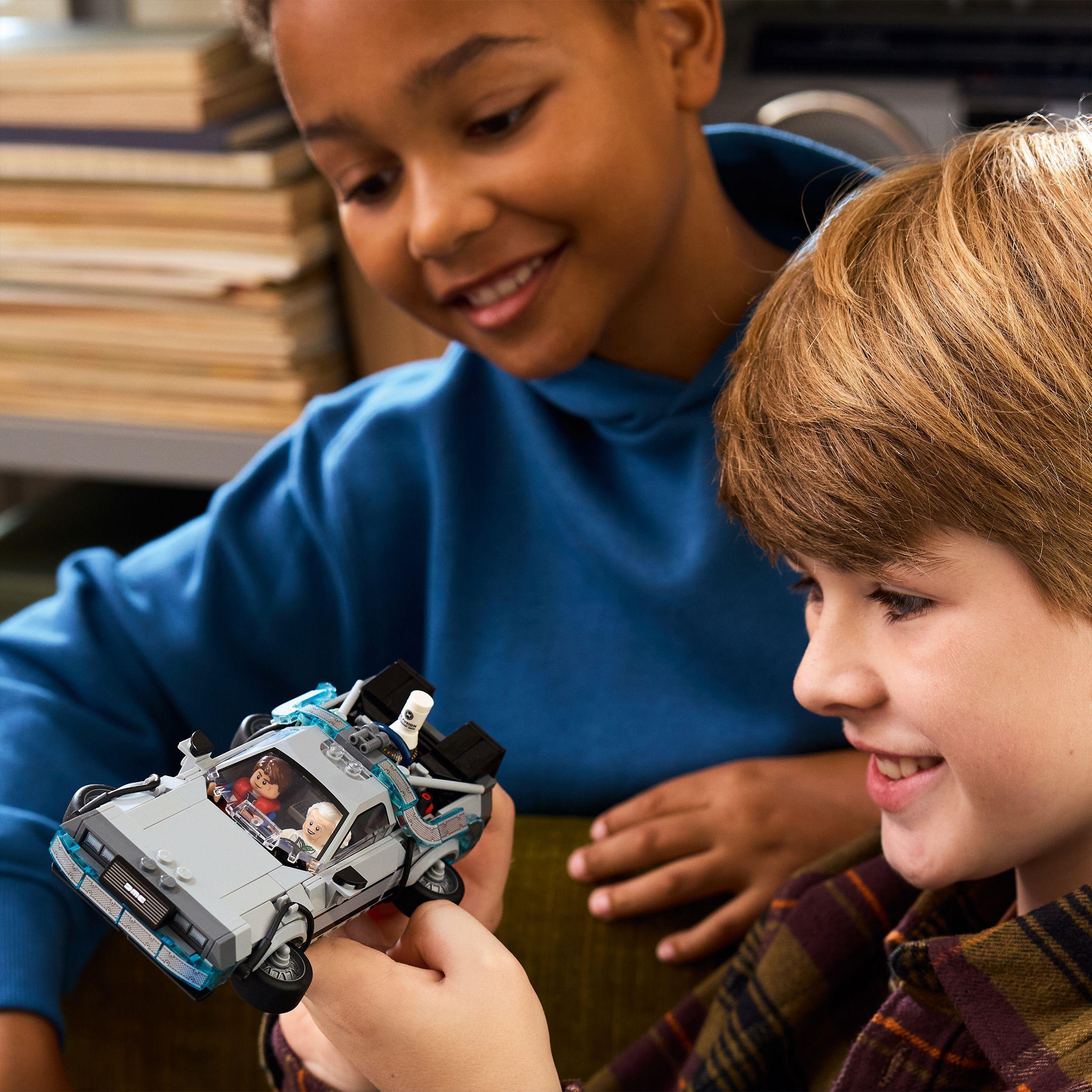 Voir la diapositive 7 : LEGO Speed Champion 77256 - La Machine à Remonter le Temps de Retour vers le Futur
