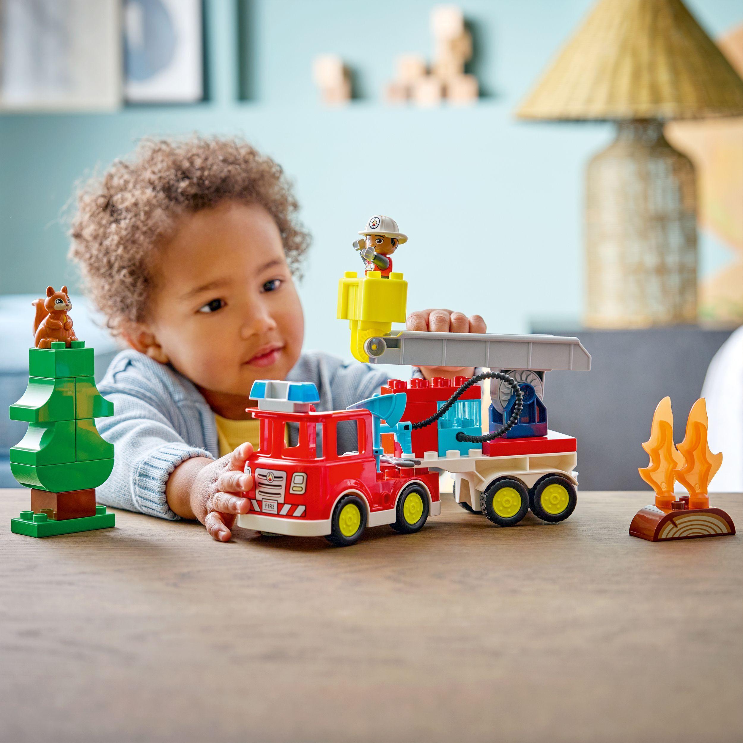 Voir la diapositive 7 : LEGO DUPLO Ma Ville 10473 - Le camion de pompiers