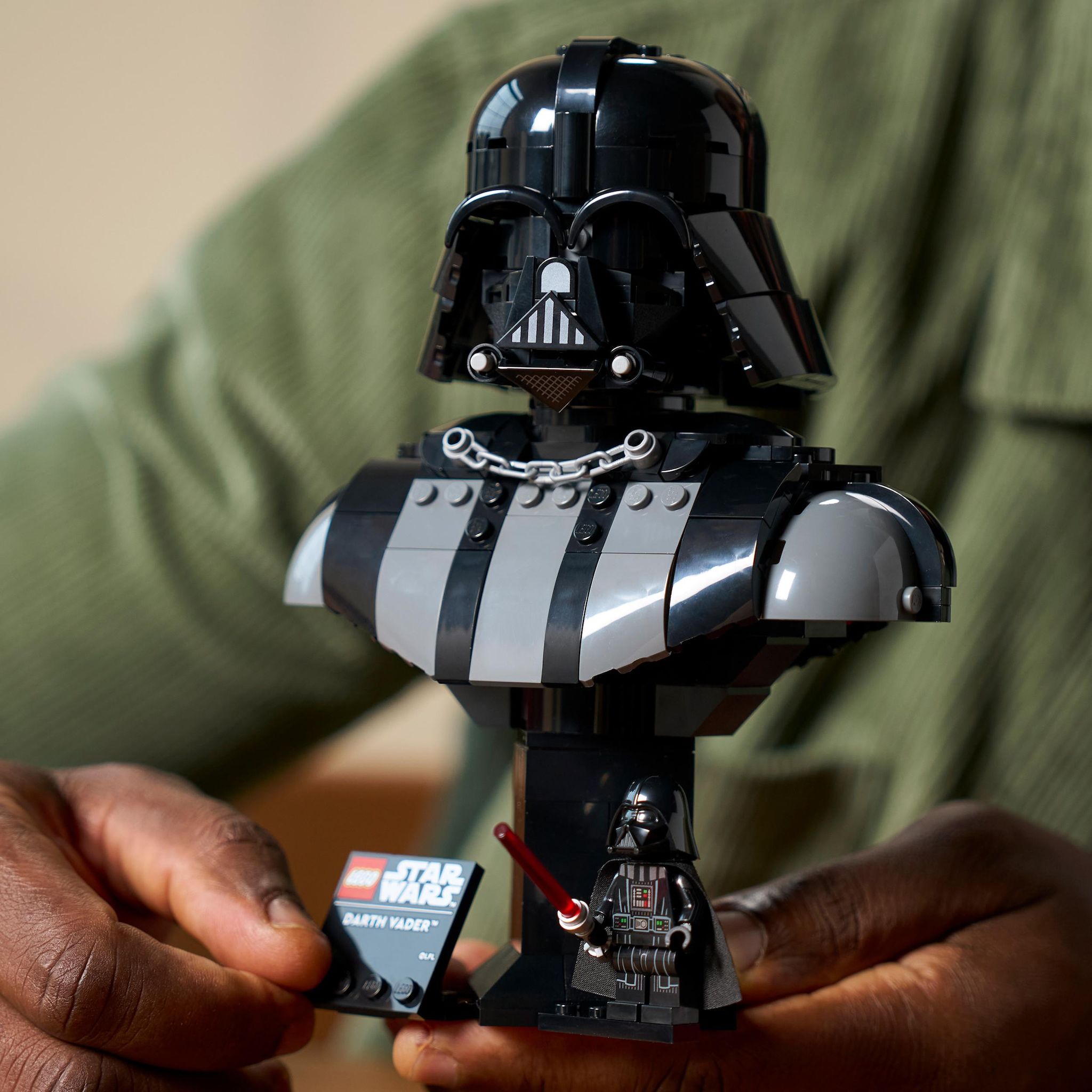Voir la diapositive 5 : LEGO Star Wars 75439 - Le buste de Dark Vador