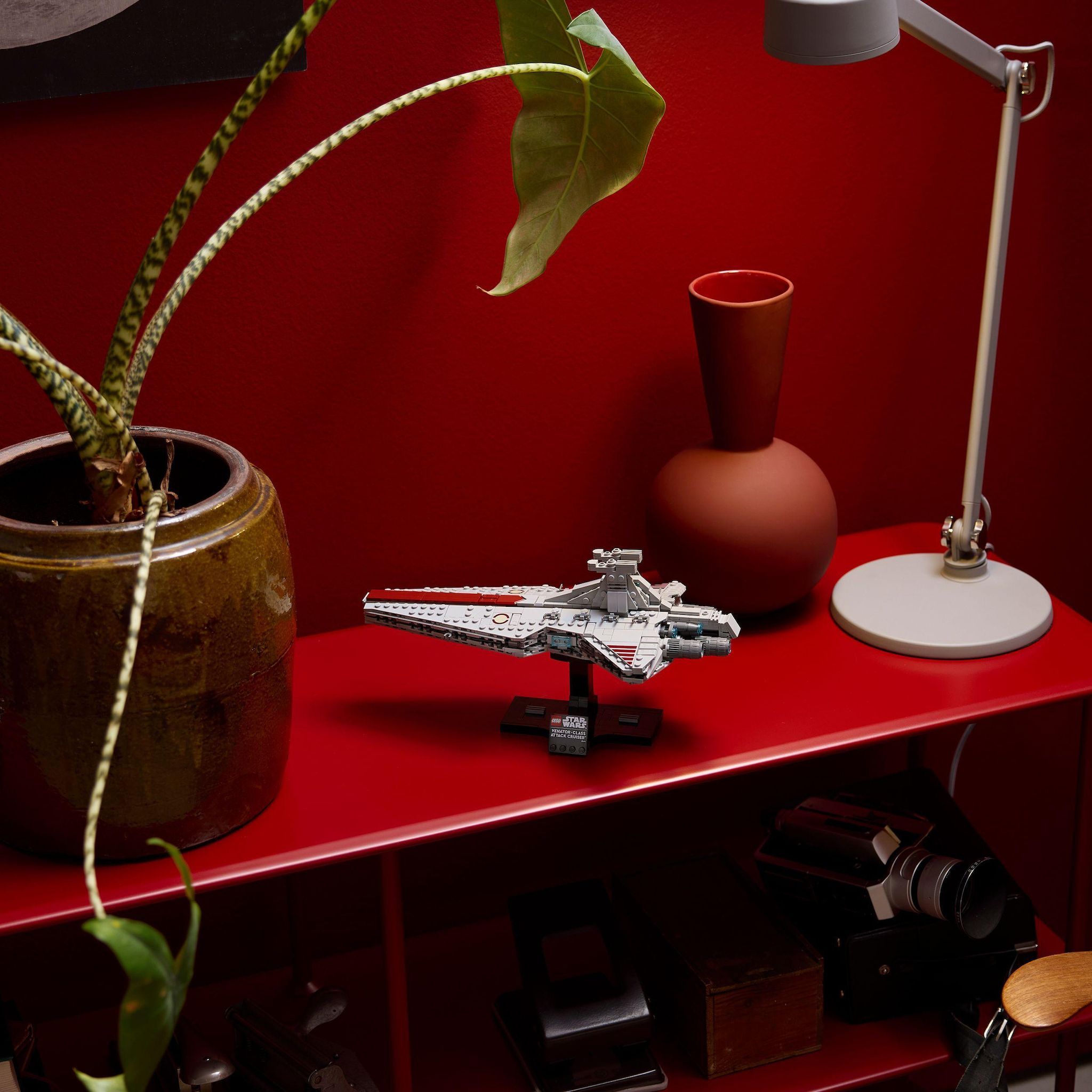 Voir la diapositive 4 : LEGO Star Wars 75441 - Le Croiseur d’Assaut de Classe Venator