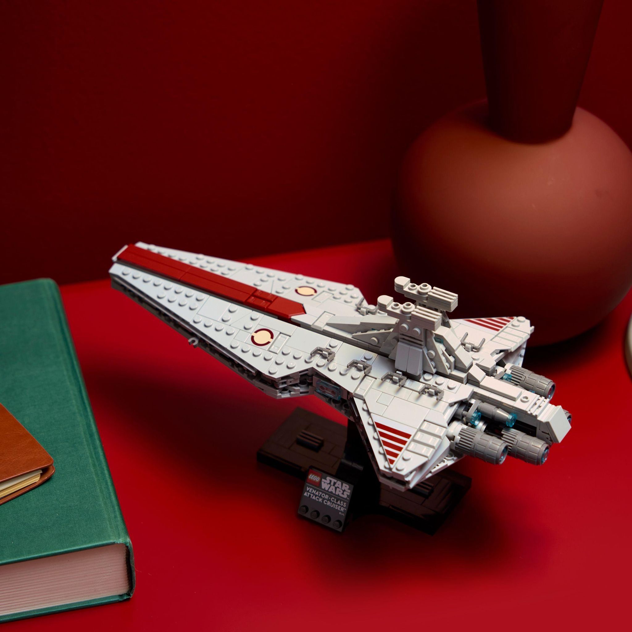 Voir la diapositive 5 : LEGO Star Wars 75441 - Le Croiseur d’Assaut de Classe Venator