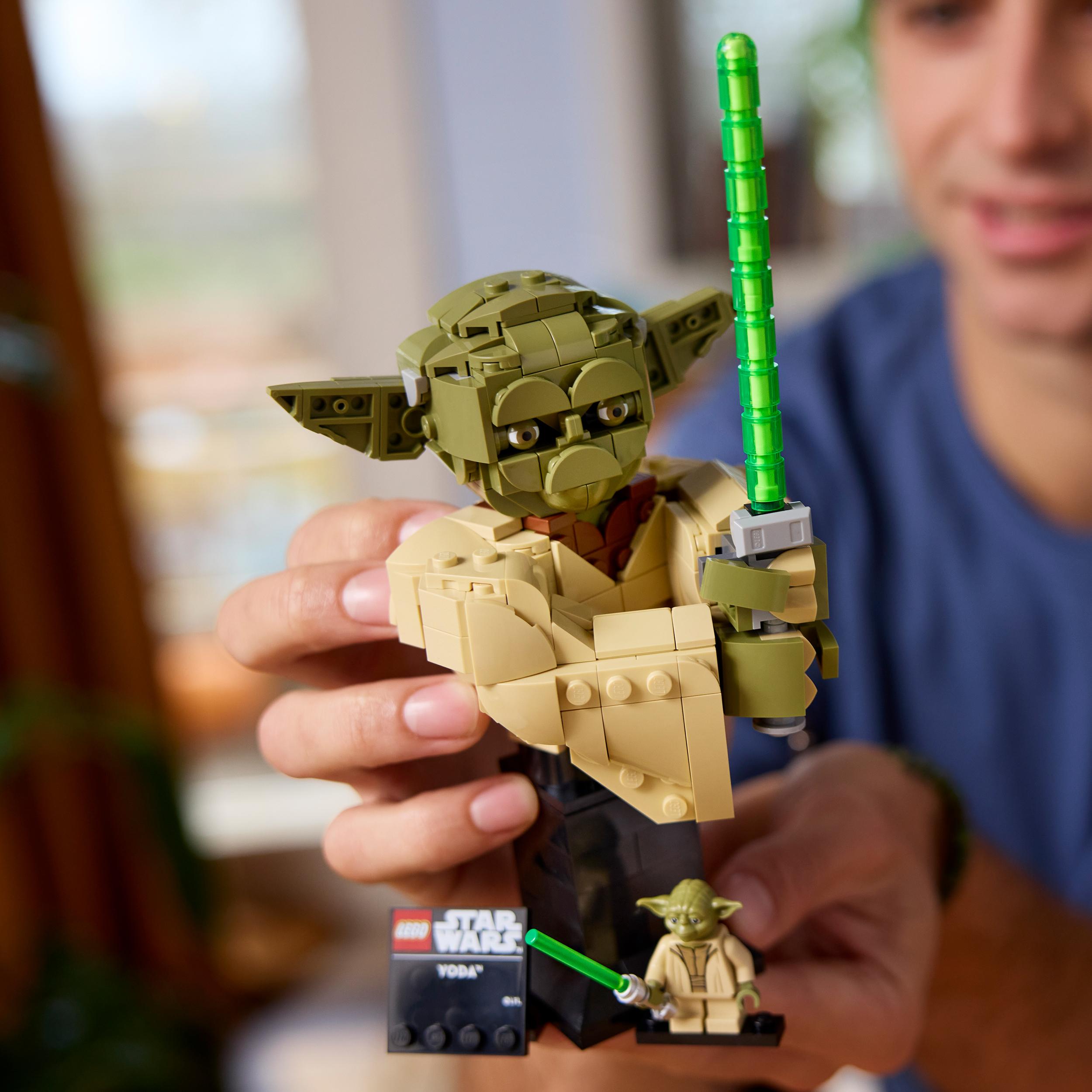 Voir la diapositive 5 : LEGO LEGO Star Wars 75438 Le Buste de Yoda - Set pour Adulte - Décoration DIY avec Sabre Laser