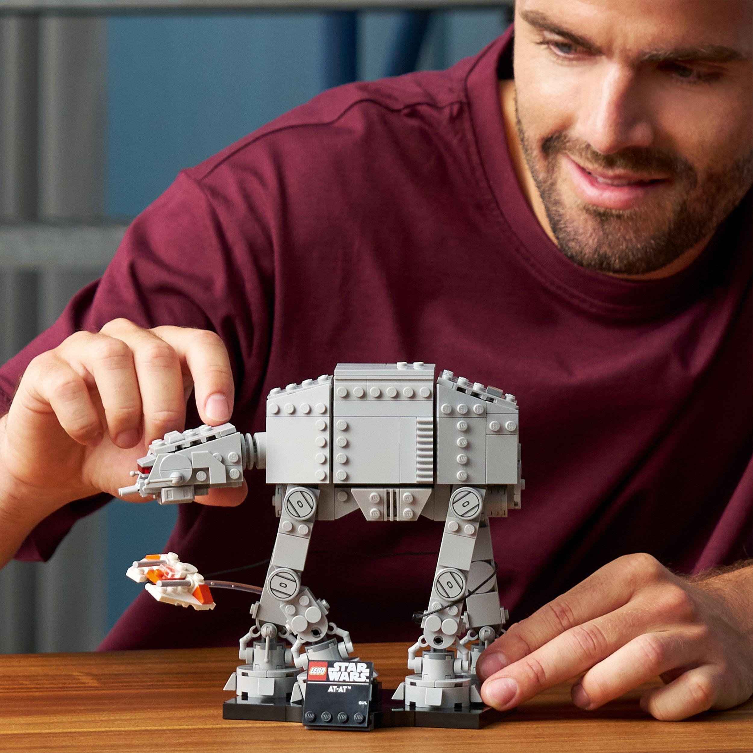 Voir la diapositive 7 : LEGO Star Wars 75440 - AT-AT