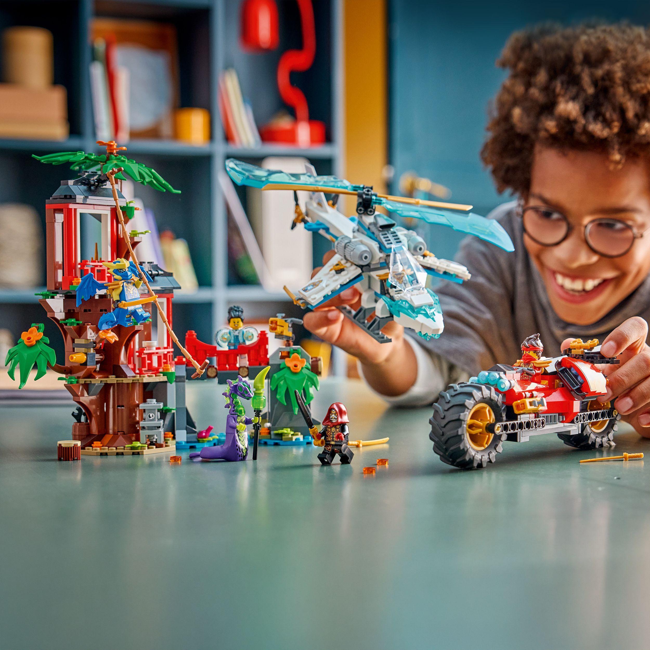 Voir la diapositive 7 : LEGO Ninjago 71857 - La cabane et les véhicules des ninjas