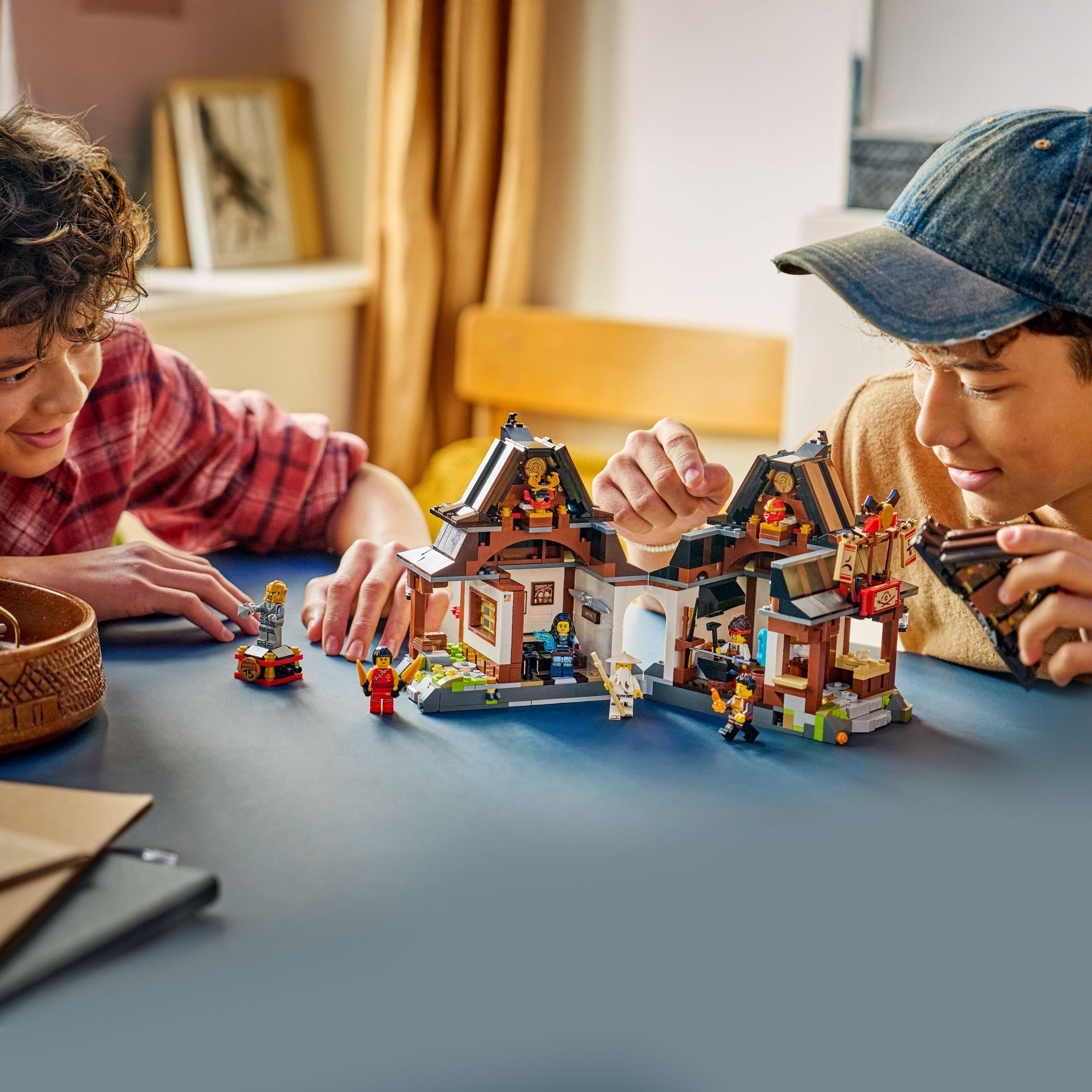 Voir la diapositive 7 : LEGO NINJAGO 71858 15e Anniversaire - La Forge des Quatre Armes - Jeu de Construction Ado