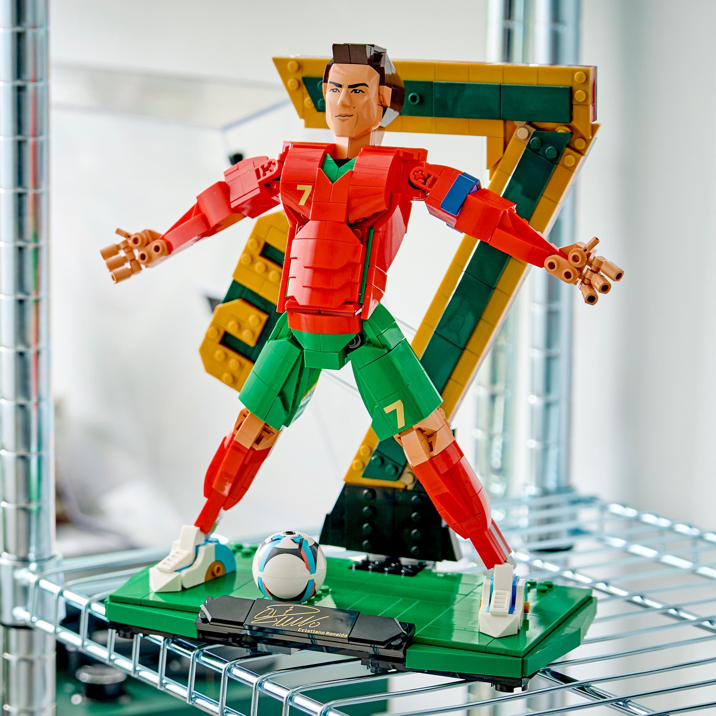 Voir la diapositive 6 : LEGO LEGO Editions 43016 Cristiano Ronaldo – Légende du Foot - Jeu 10 ans - Décoration Chambre