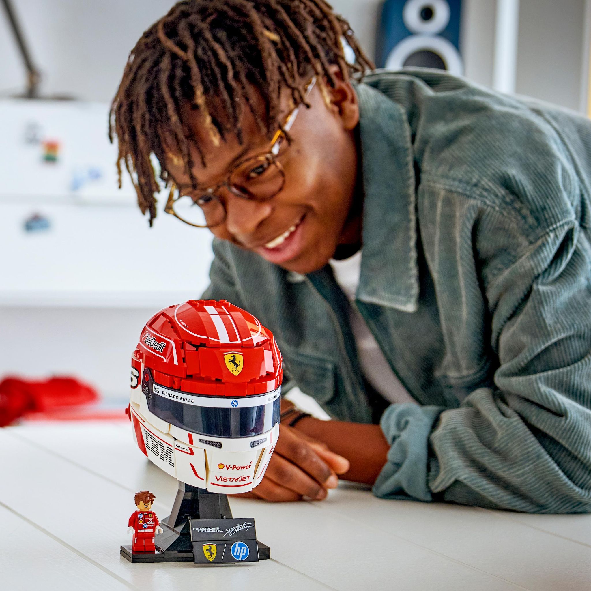 Voir la diapositive 6 : LEGO Editions 43014 - Casque de Charles Leclerc Scuderia Ferrari HP