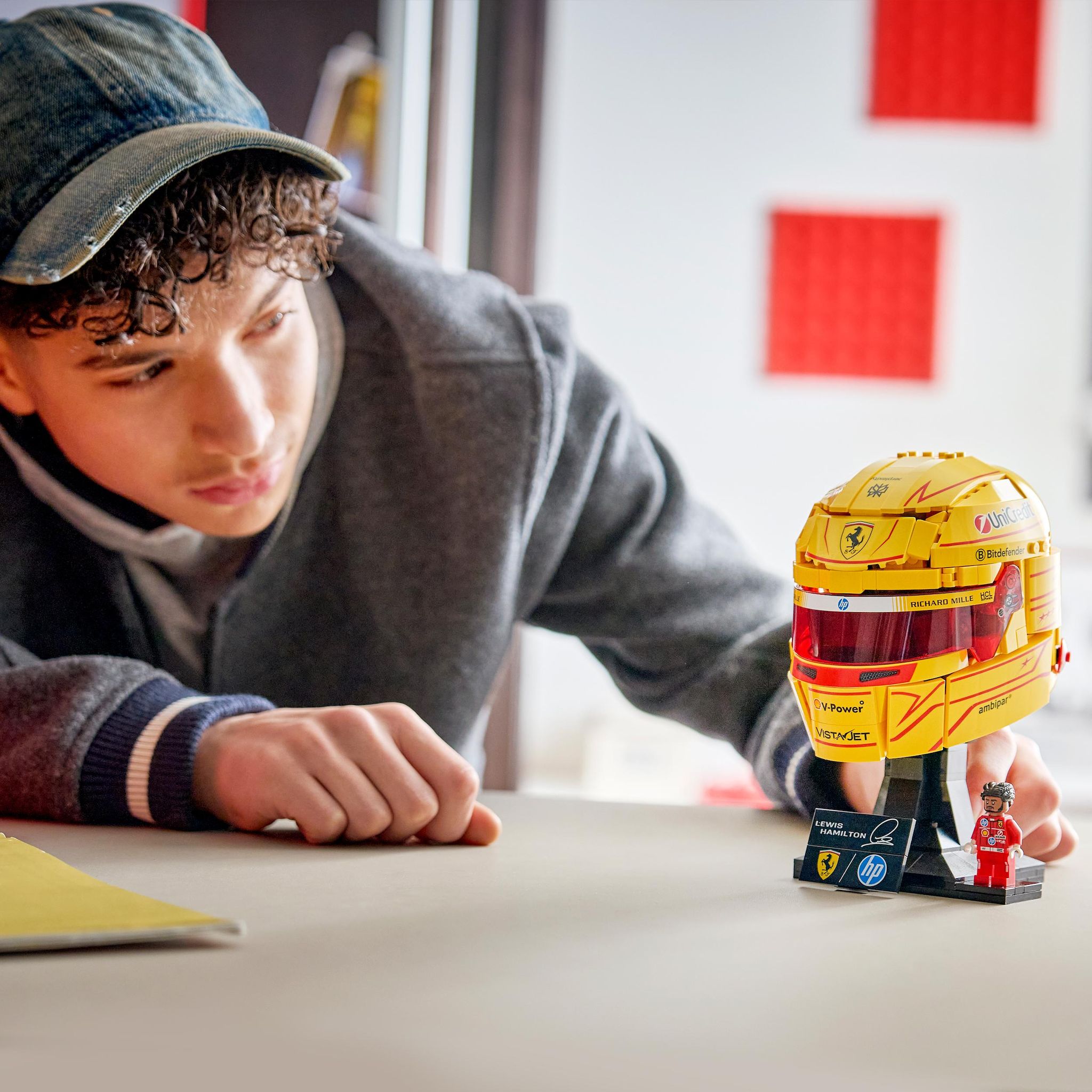 Voir la diapositive 6 : LEGO Casque de Lewis Hamilton Scuderia Ferrari HP