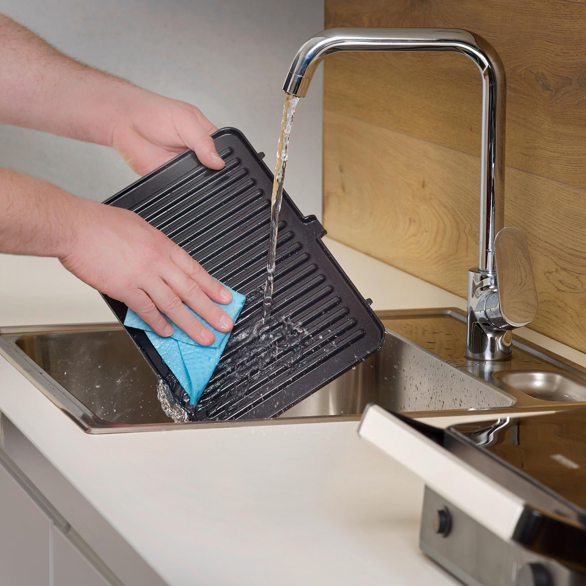 Voir la diapositive 6 : SEVERIN Gril viande KG2398 - Noir