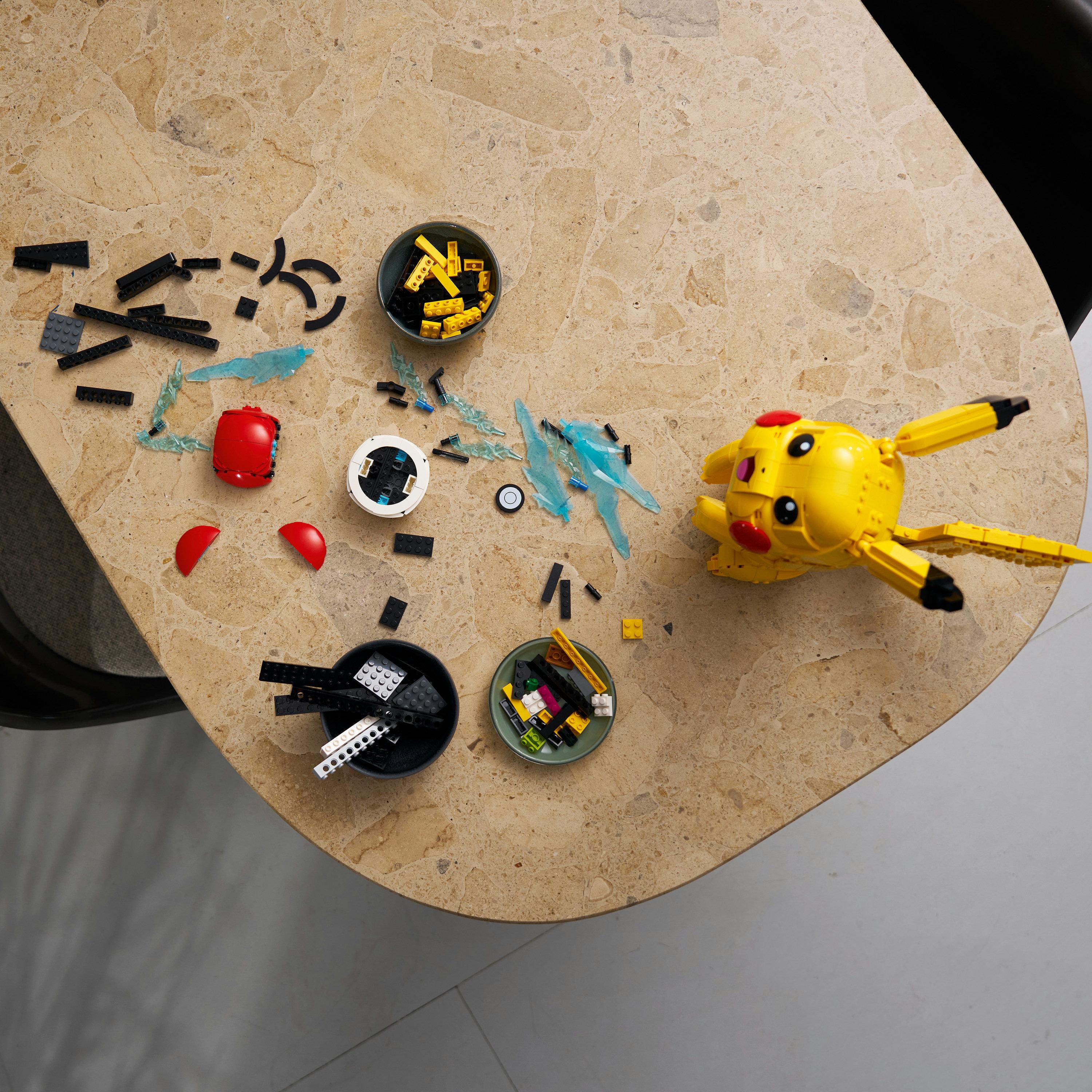 Voir la diapositive 14 : LEGO LEGO Pokémon 72152 Pikachu et Poké Ball - Set Collector pour Adulte - Idée Cadeau Gaming