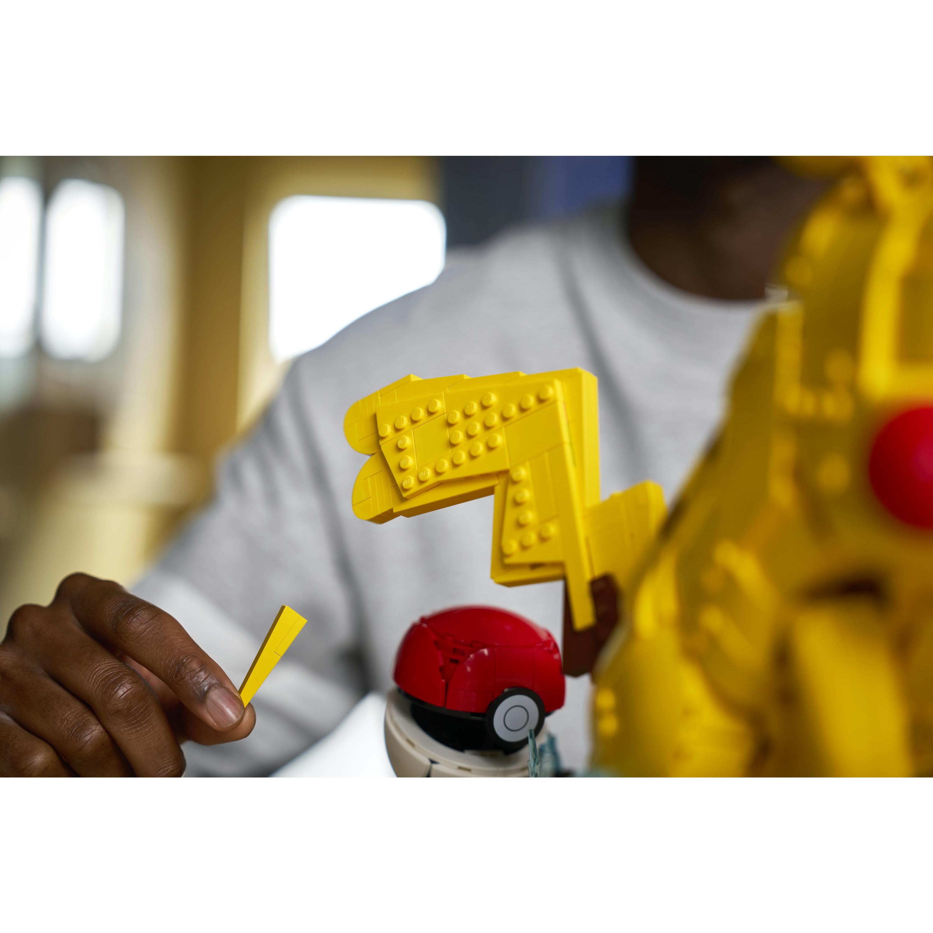 Voir la diapositive 21 : LEGO LEGO Pokémon 72152 Pikachu et Poké Ball - Set Collector pour Adulte - Idée Cadeau Gaming