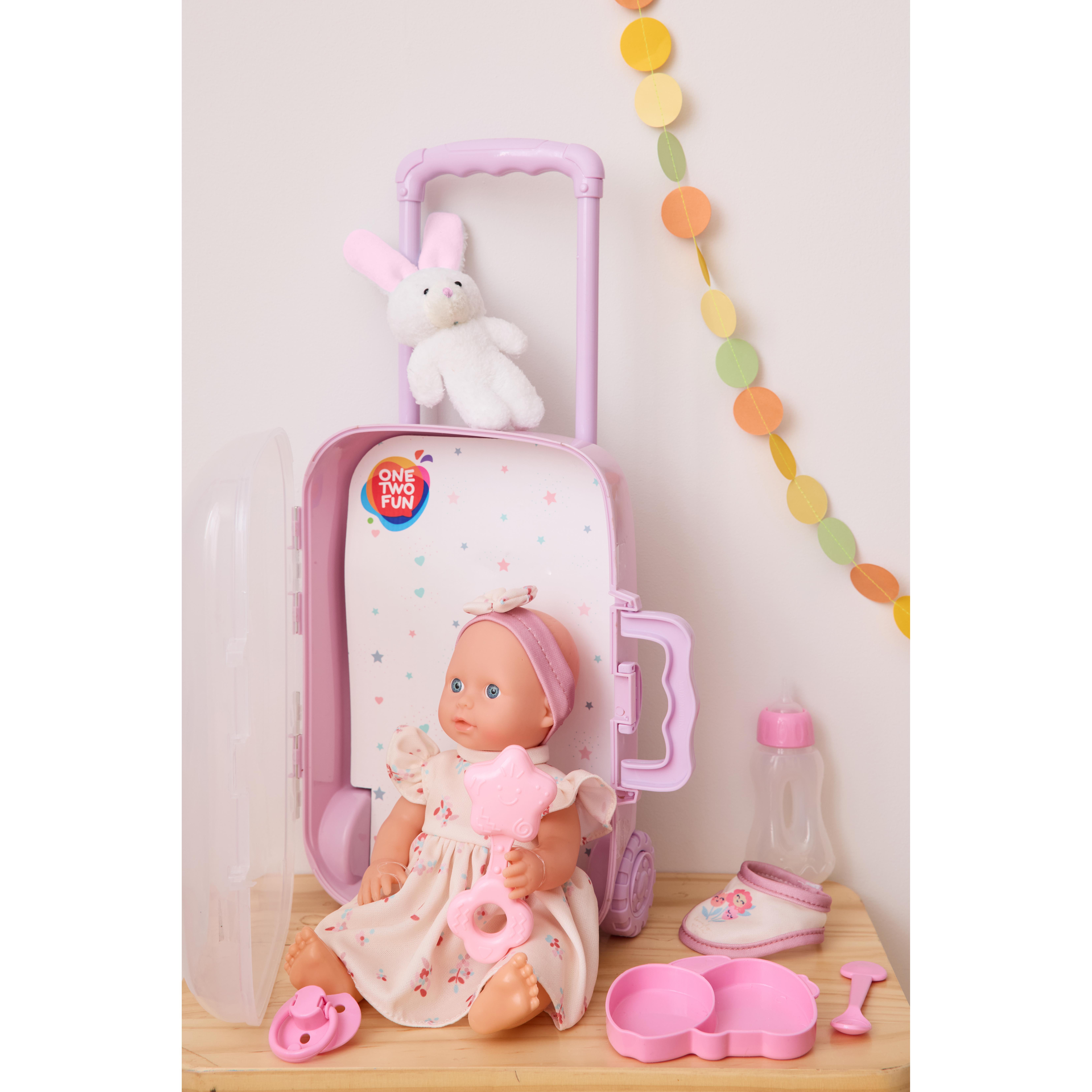 Voir la diapositive 2 : ONE TWO FUN La Valisette de bébé Léa ou Alex et accessoires