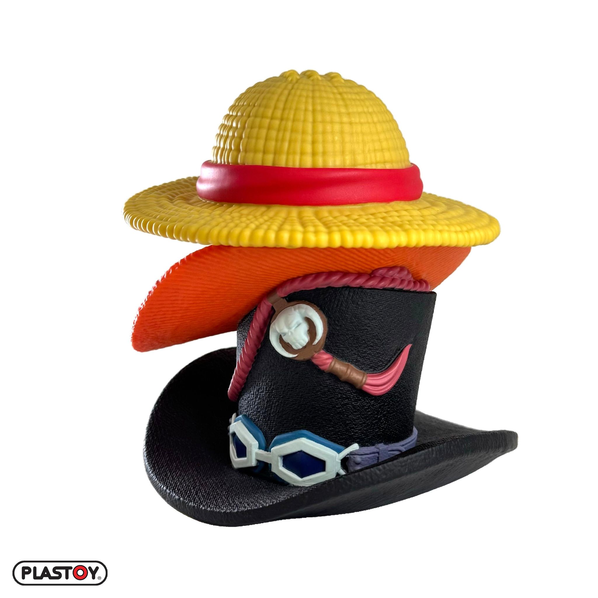 Voir la diapositive 2 : PLASTOY Tirelire Pile de chapeaux de Luffy Ace Sabo