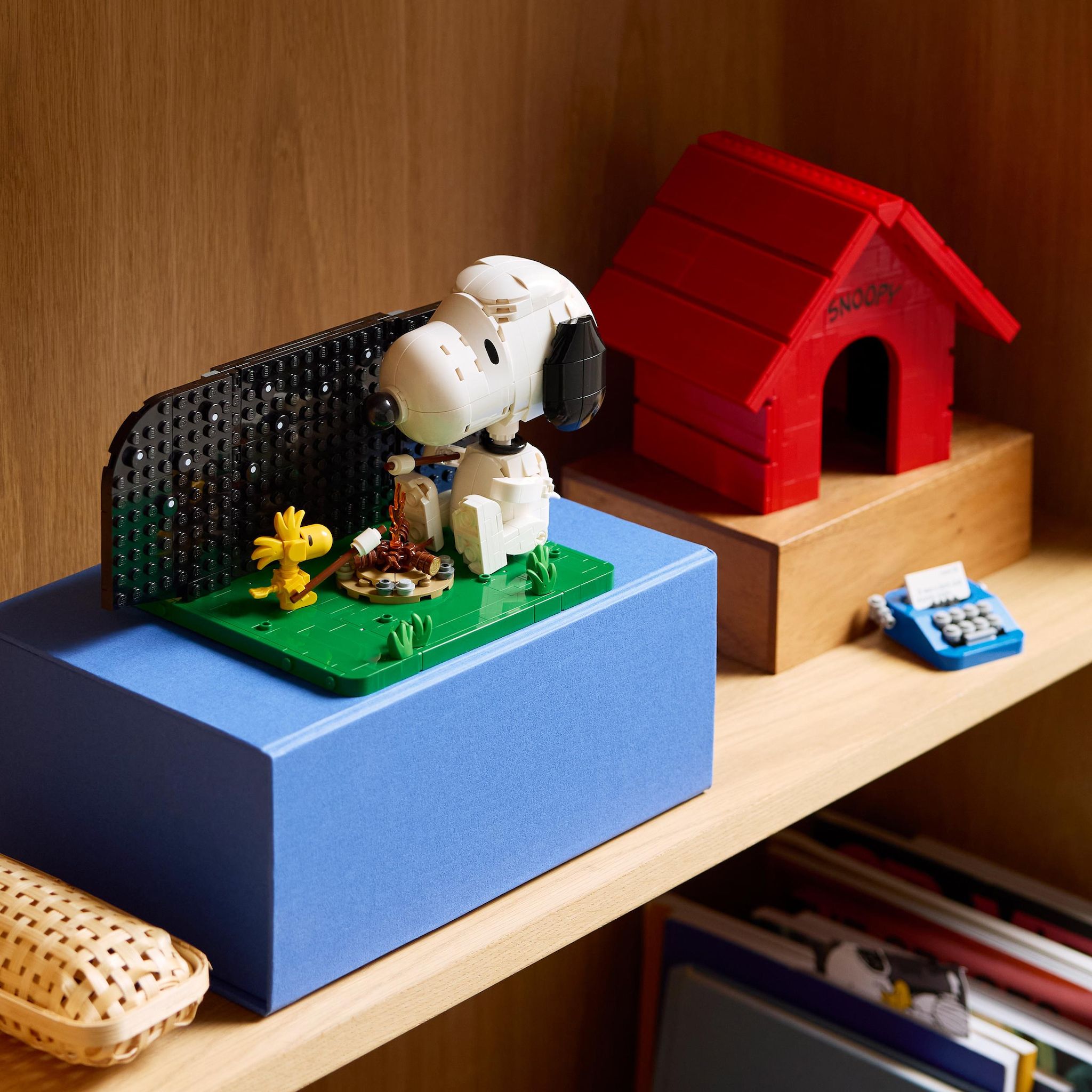 Voir la diapositive 4 : LEGO Ideas 21368 - Peanuts : la niche de Snoopy