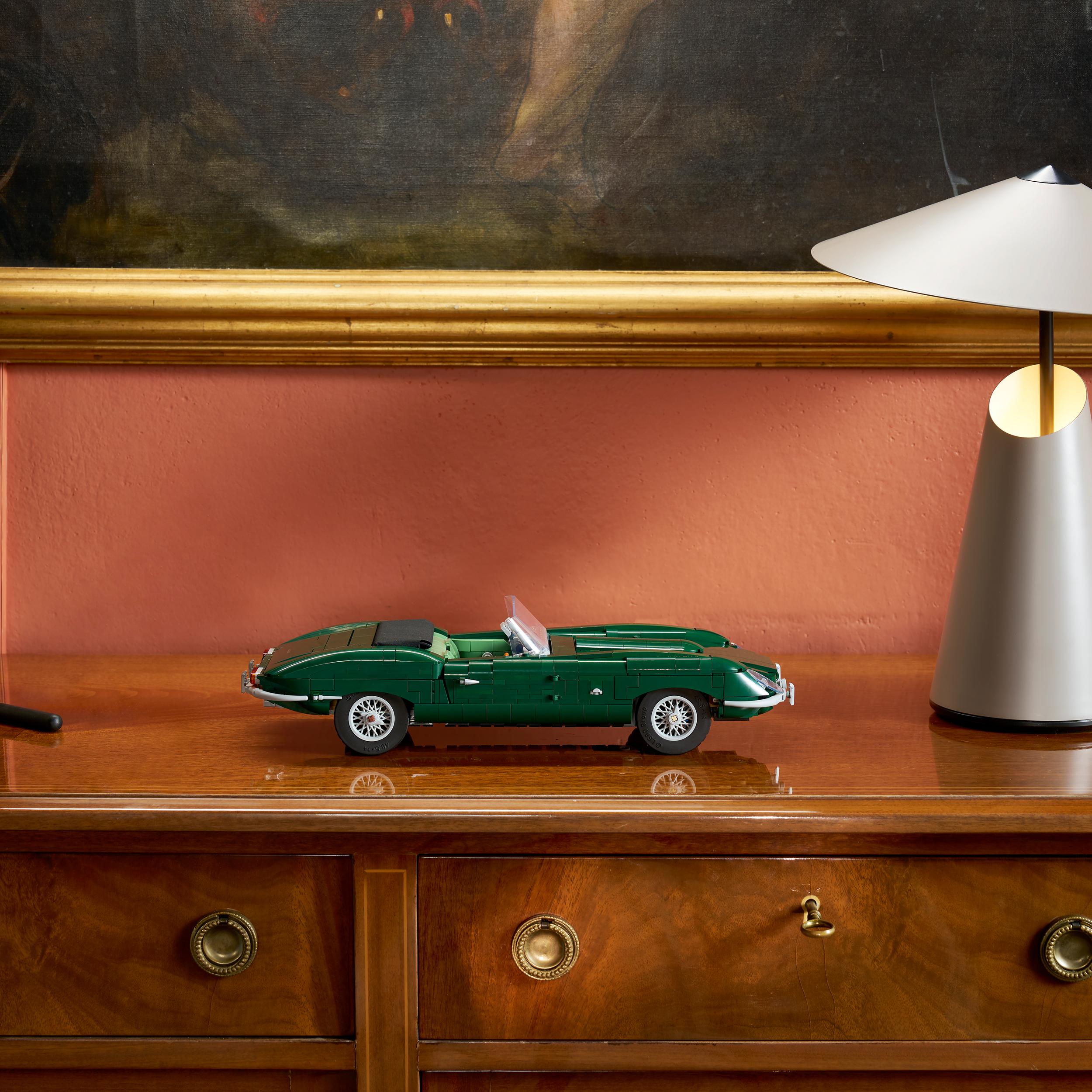 Voir la diapositive 4 : LEGO Icons 11381 - Jaguar E-Type