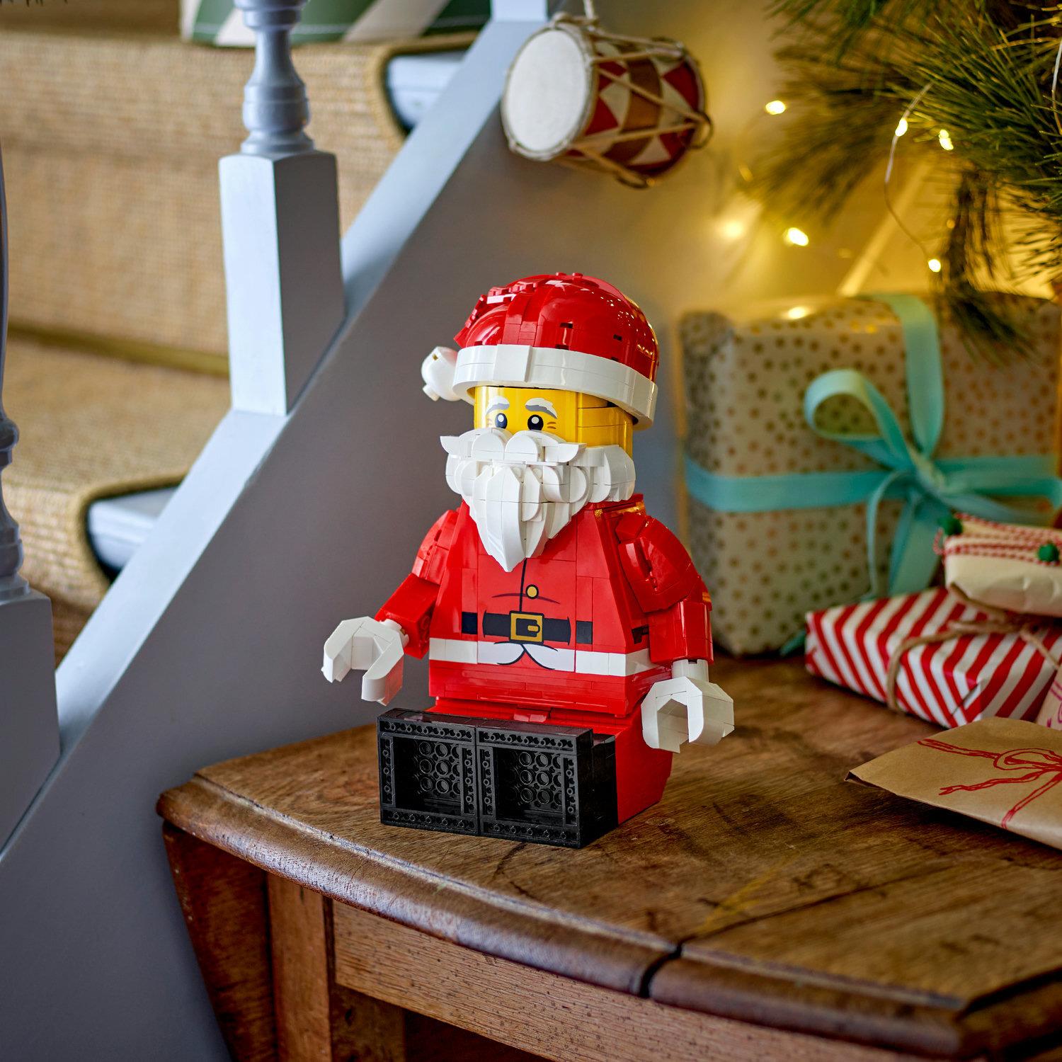Voir la diapositive 6 : LEGO 40820 - Minifigurine Père Noel Grand Format