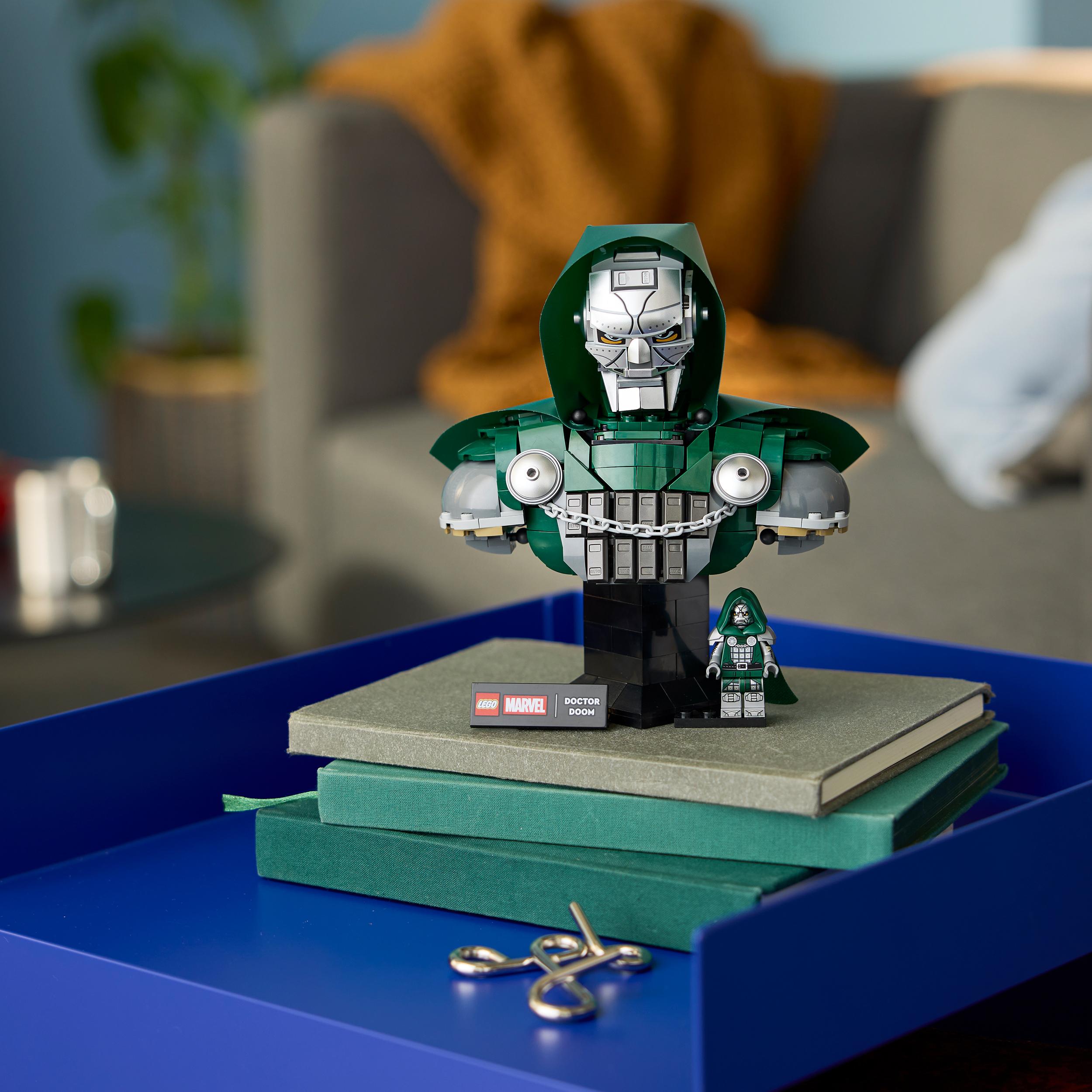 Voir la diapositive 4 : LEGO Marvel 76345 - Buste du Docteur Doom