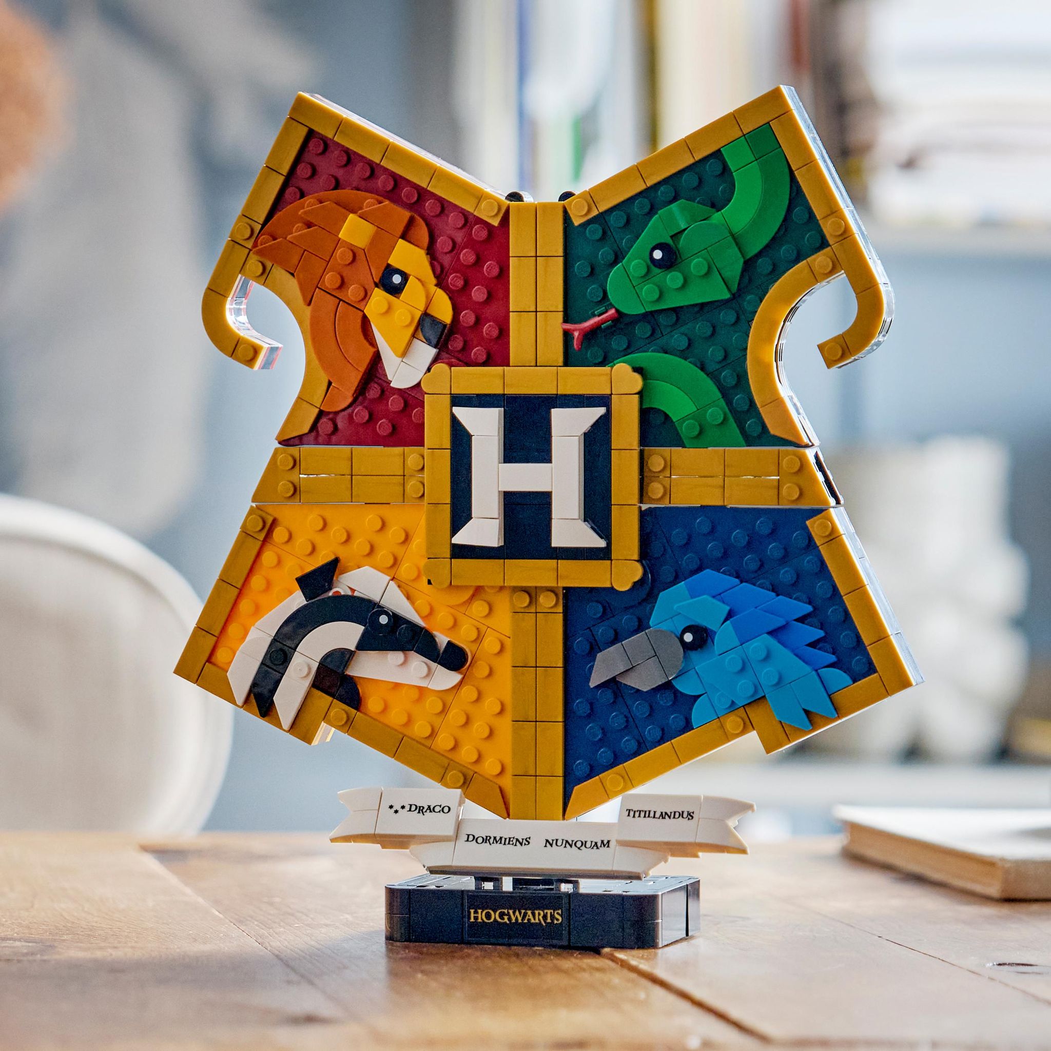Voir la diapositive 6 : LEGO Harry Potter 76462 - Blason des maisons de Poudlard