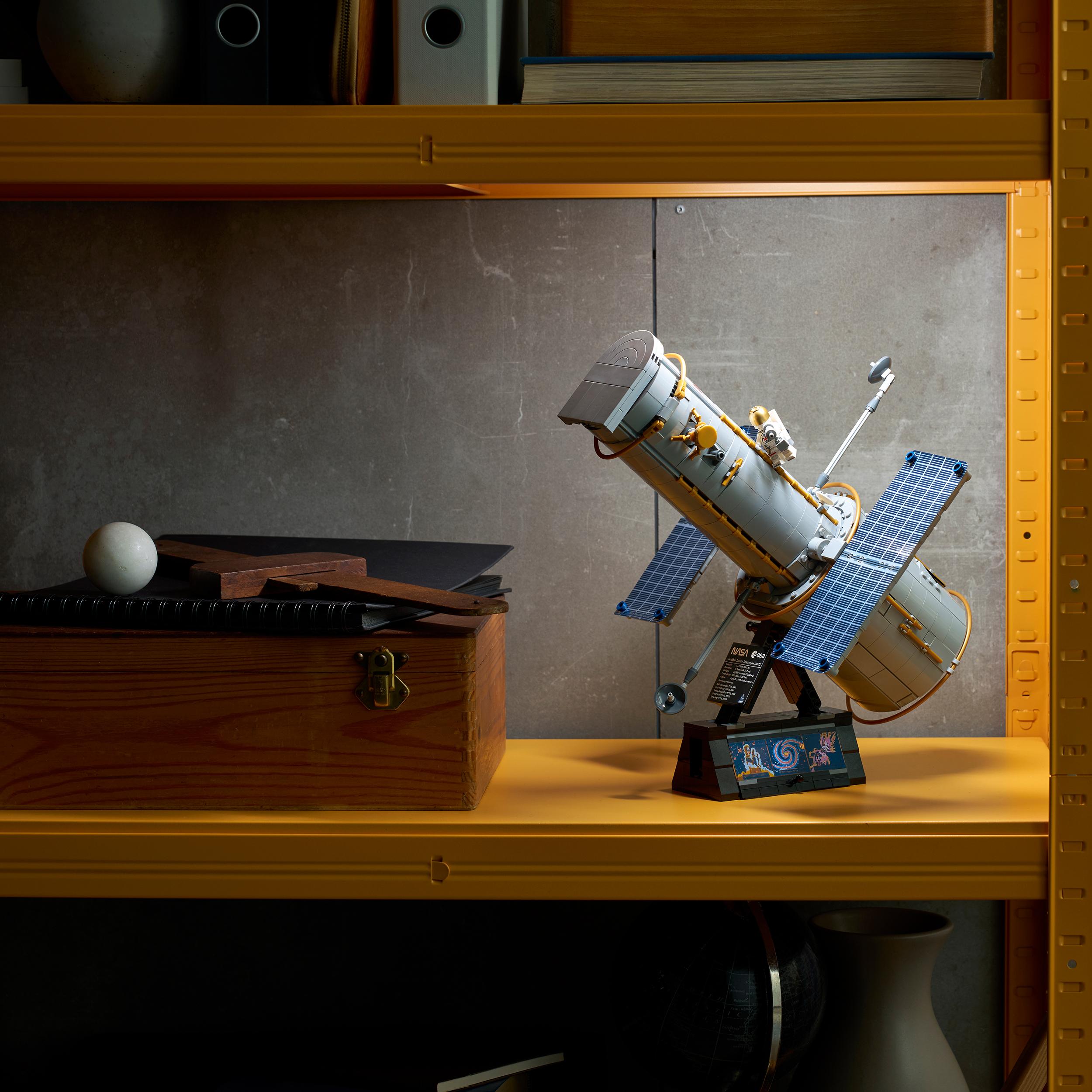 Voir la diapositive 4 : LEGO Icons 11382 - Hubble Télescope de la NASA