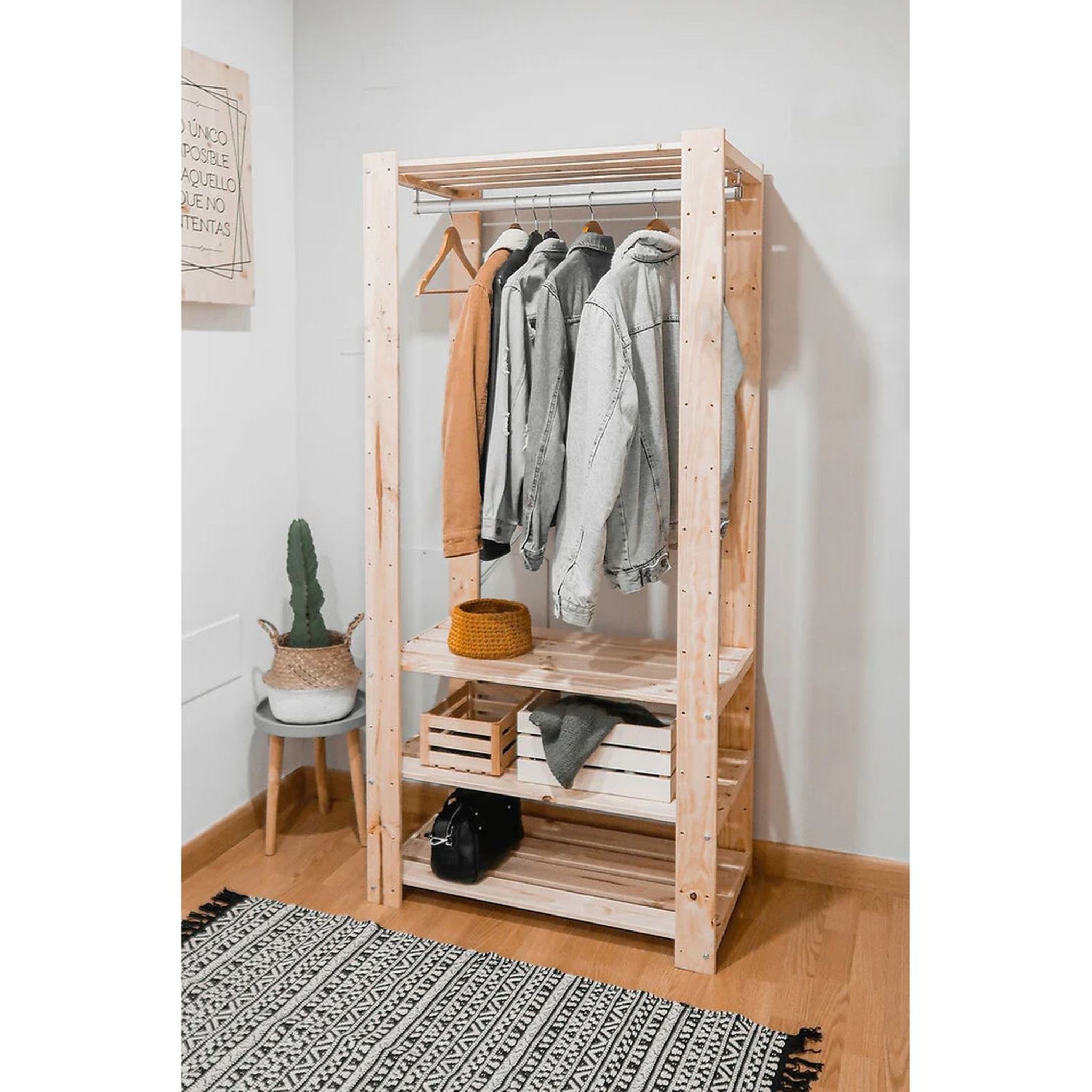 Voir la diapositive 2 : Penderie en Pin massif