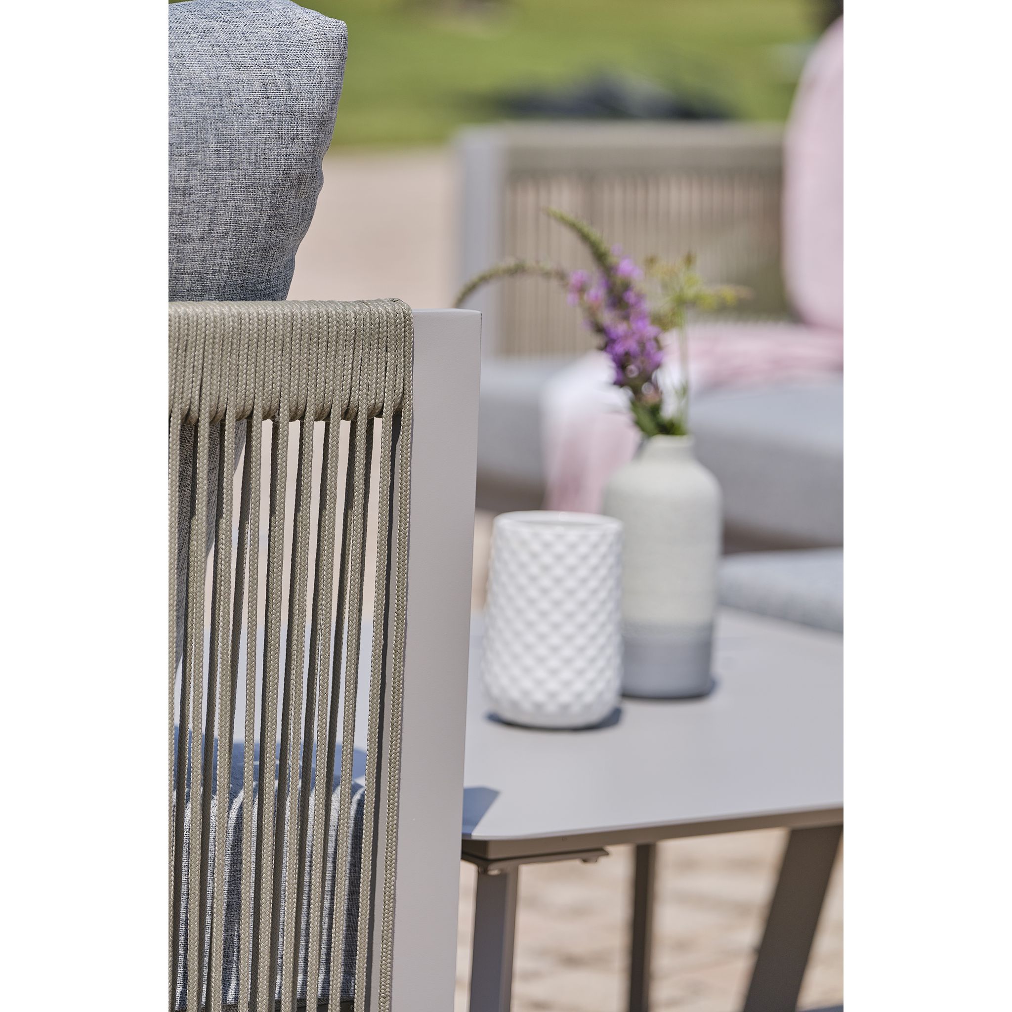 Voir la diapositive 5 : PARIS GARDEN Salon de jardin d'angle 7 places en aluminium et corde gris MANOSQUE