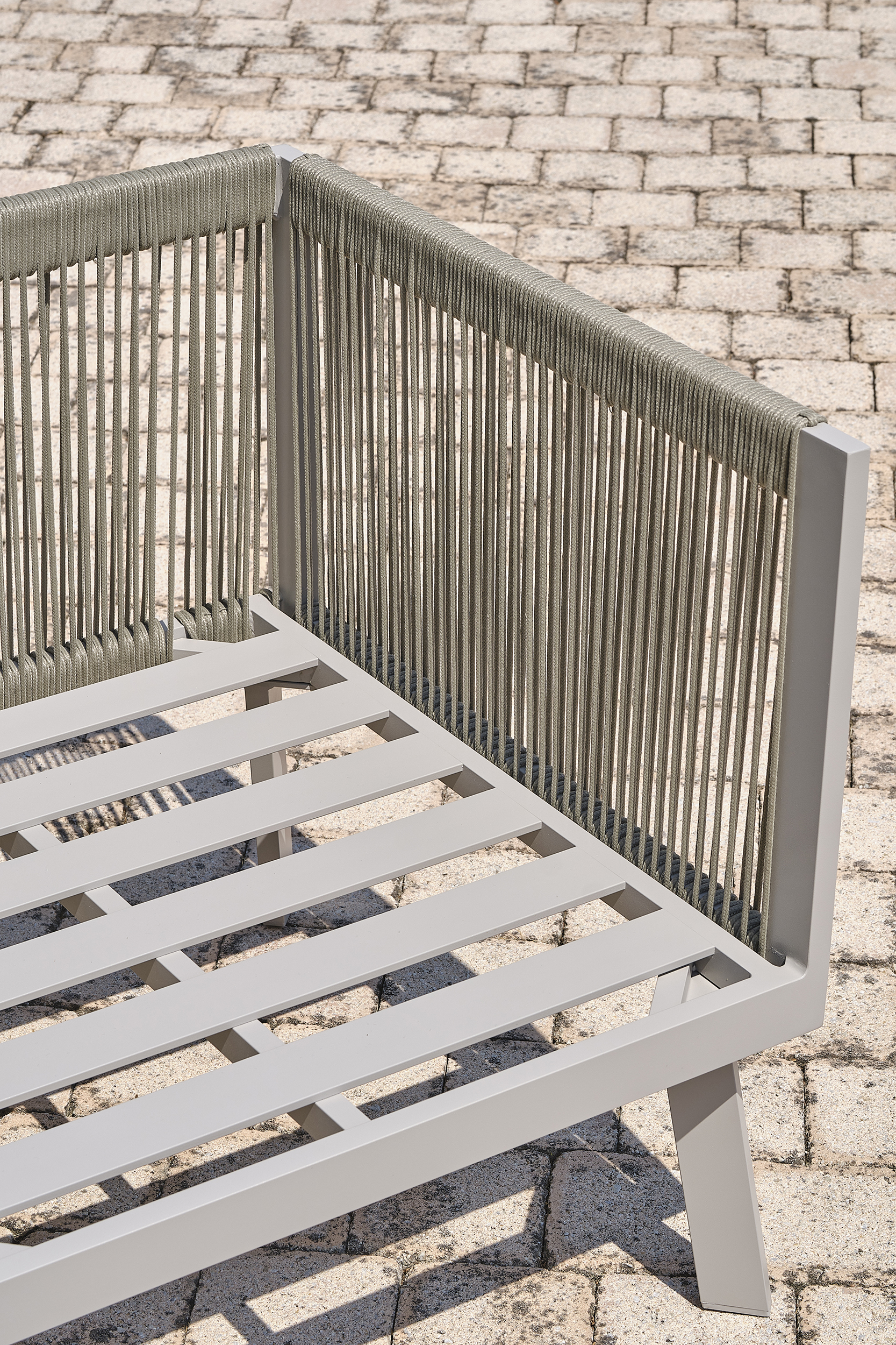 Voir la diapositive 4 : PARIS GARDEN Salon de jardin d'angle 7 places en aluminium et corde gris MANOSQUE