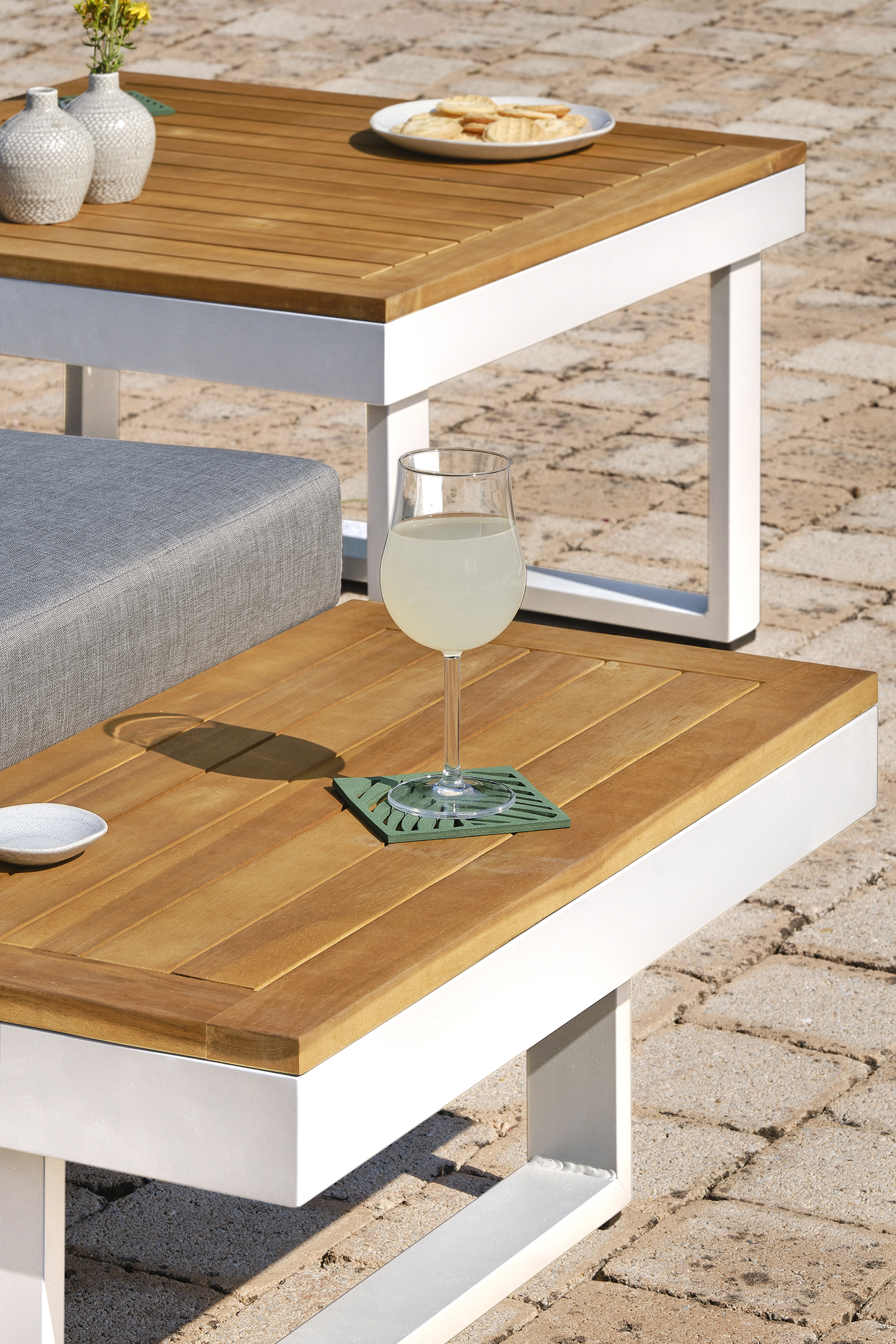 Voir la diapositive 3 : DCB GARDEN Salon de jardin 5 places bois d'acacia et aluminium blanc  MIYAKO