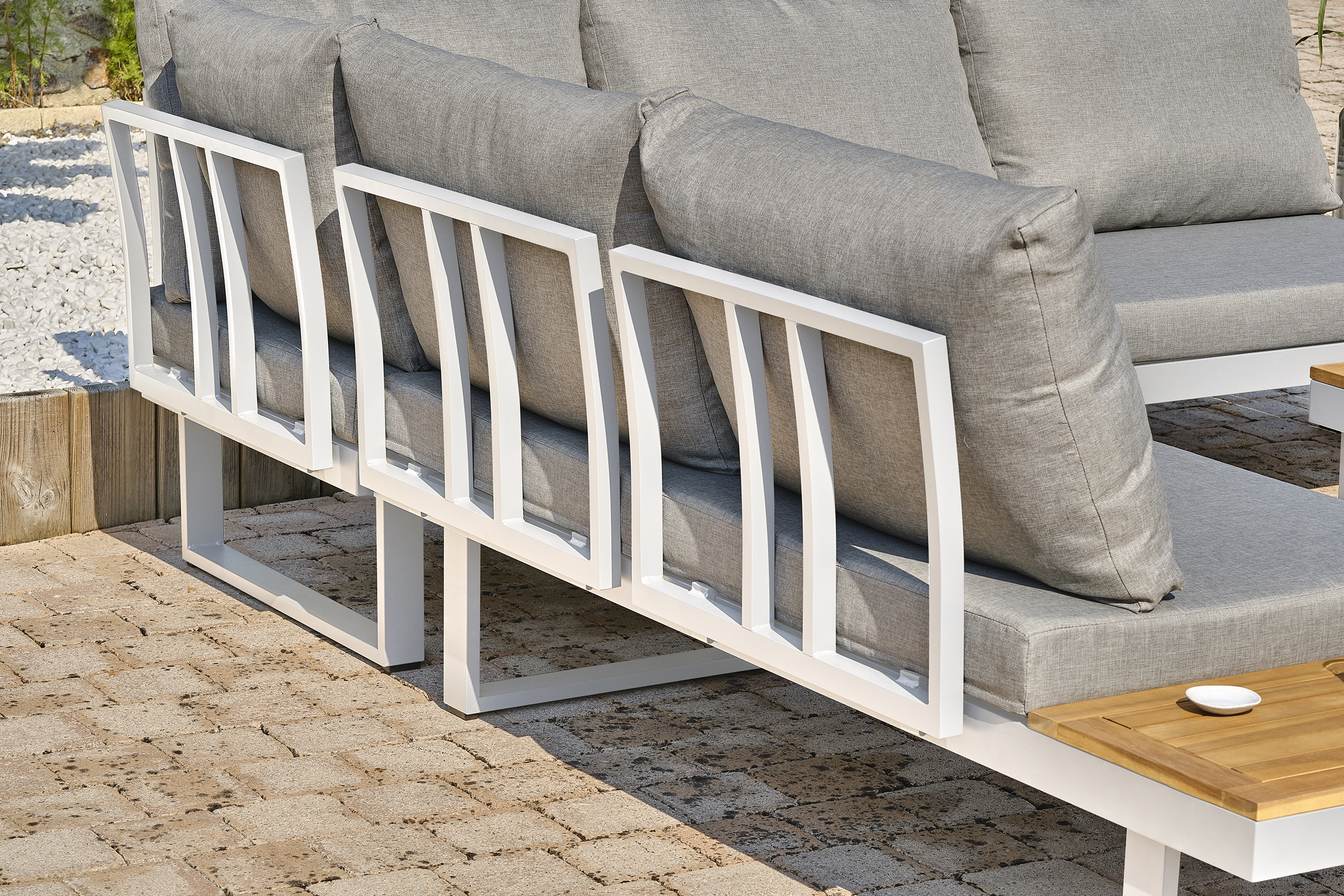 Voir la diapositive 2 : DCB GARDEN Salon de jardin 5 places bois d'acacia et aluminium blanc  MIYAKO