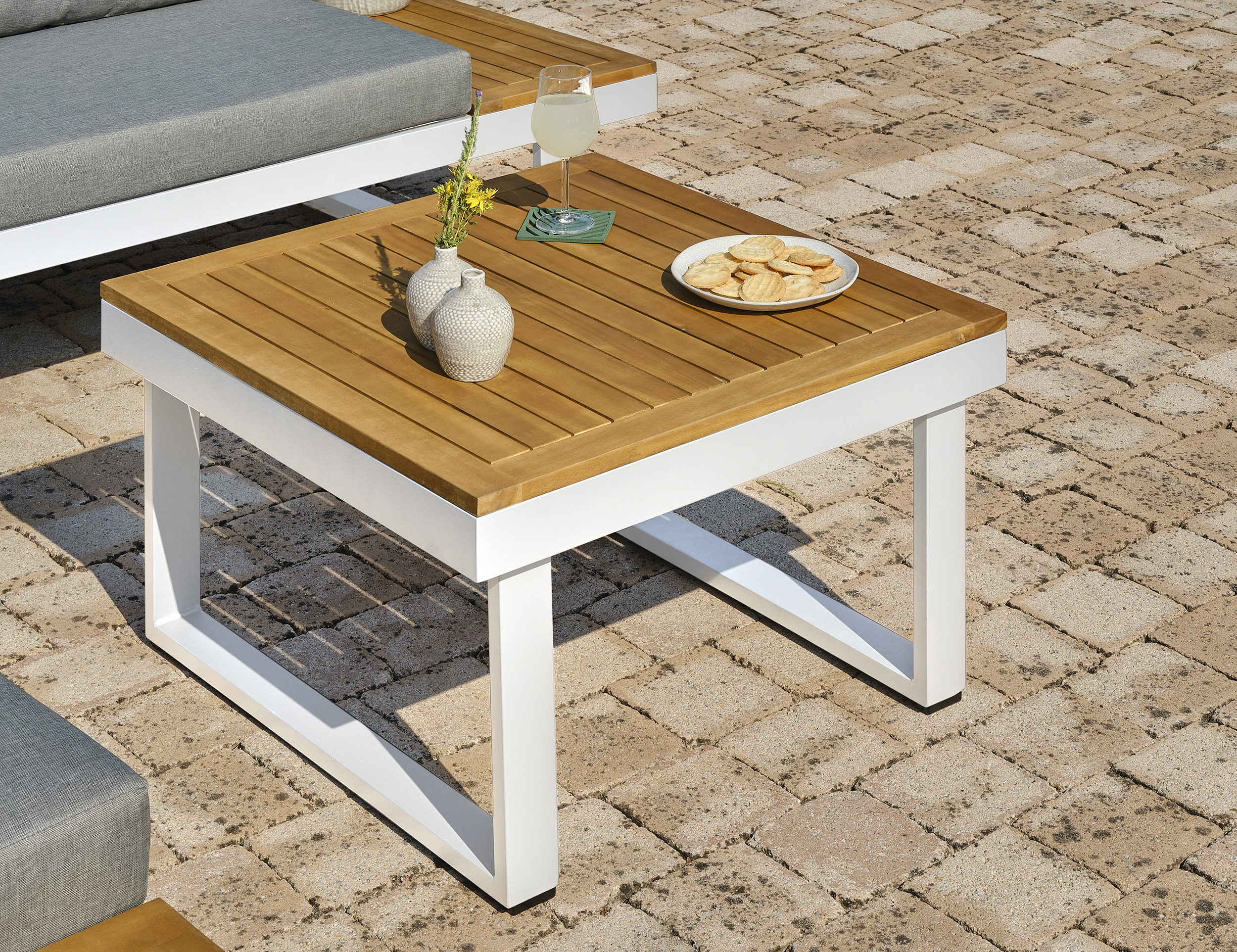 Voir la diapositive 5 : DCB GARDEN Salon de jardin 5 places bois d'acacia et aluminium blanc  MIYAKO
