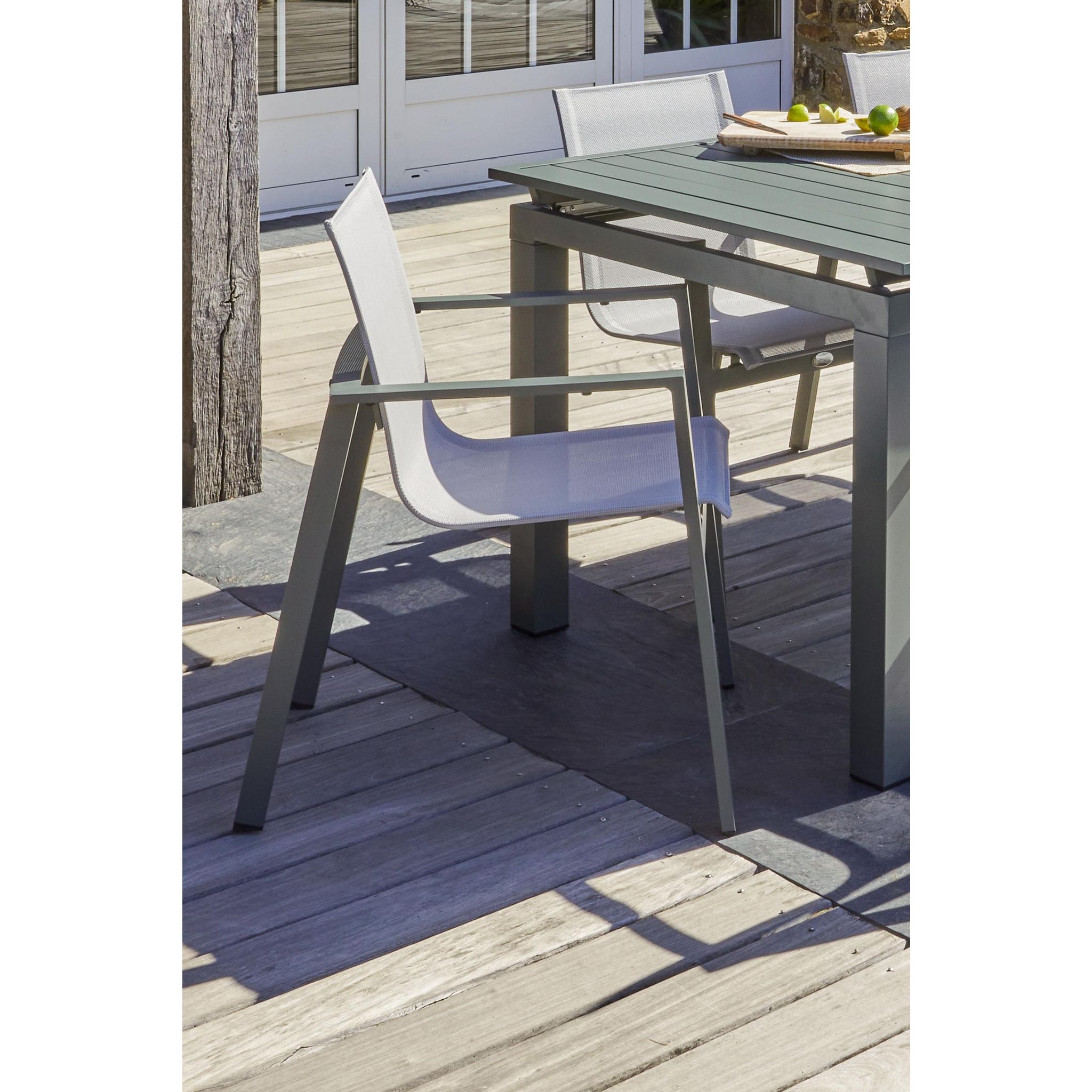 Voir la diapositive 4 : DCB GARDEN Ensemble repas de jardin 8 places en aluminium MIAMI - Gris