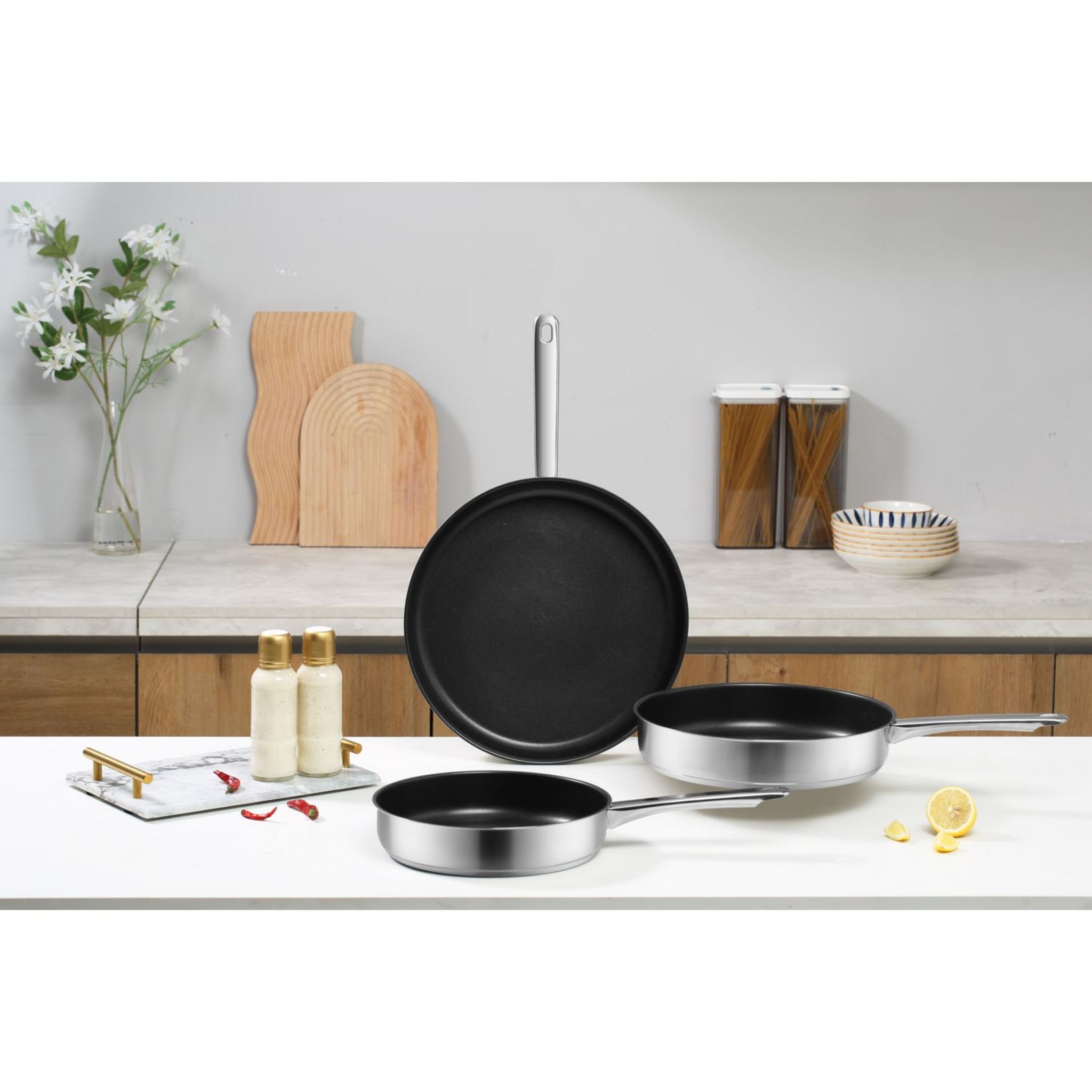 Voir la diapositive 2 : Lot de 3 poêles inox 24 28 32 cm revêtement anti adhérent