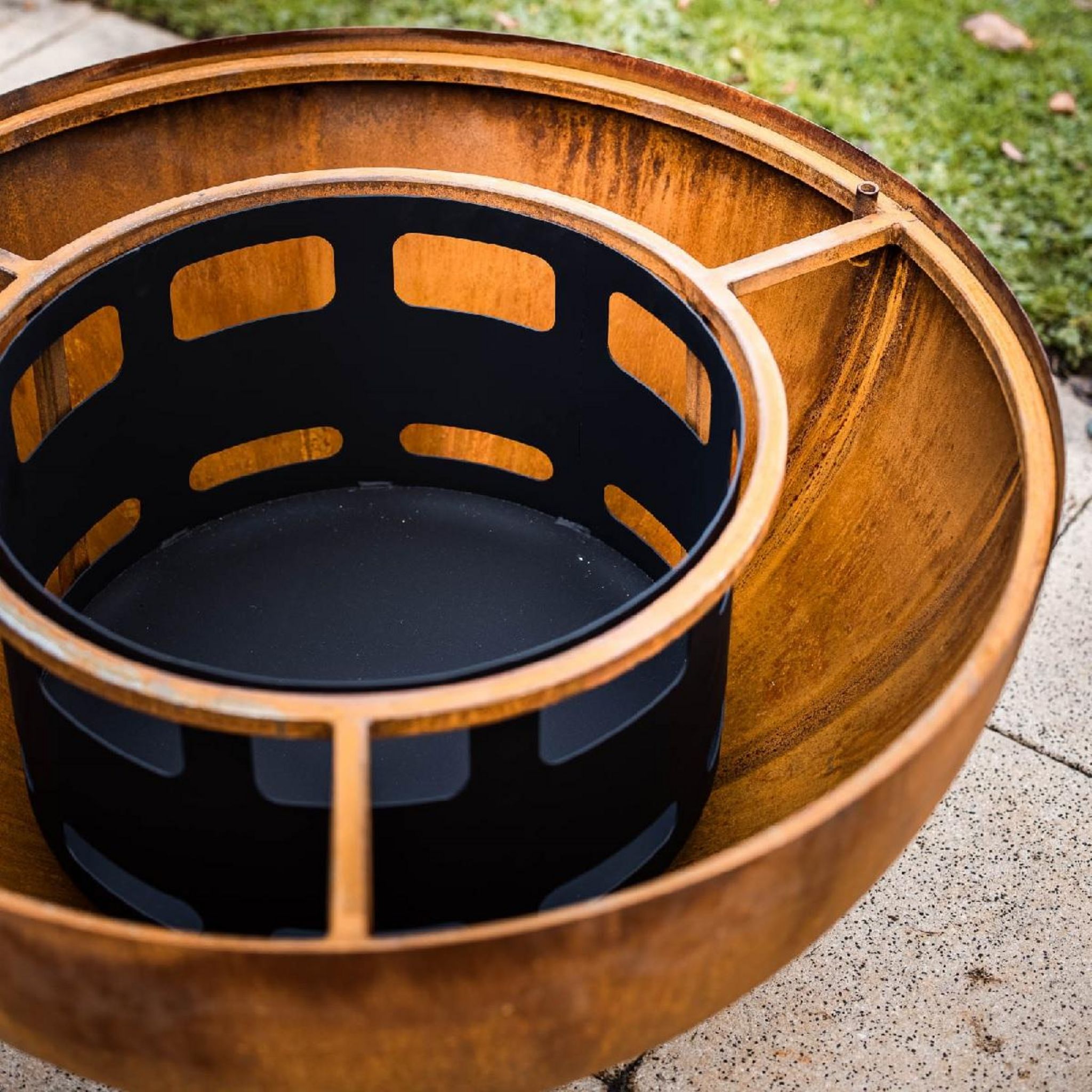 Voir la diapositive 7 : CAMPINGAZ Brasero boule avec grille et plancha - métal oxydé - 100x100x50 cm