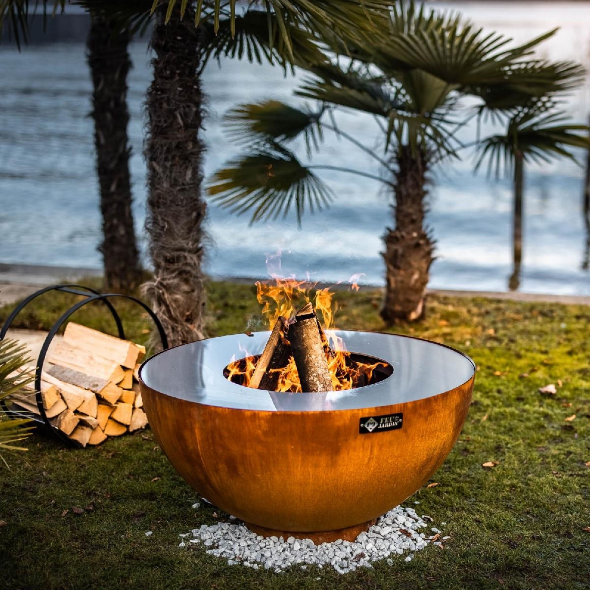 Voir la diapositive 2 : CAMPINGAZ Brasero boule avec grille et plancha - métal oxydé - 100x100x50 cm