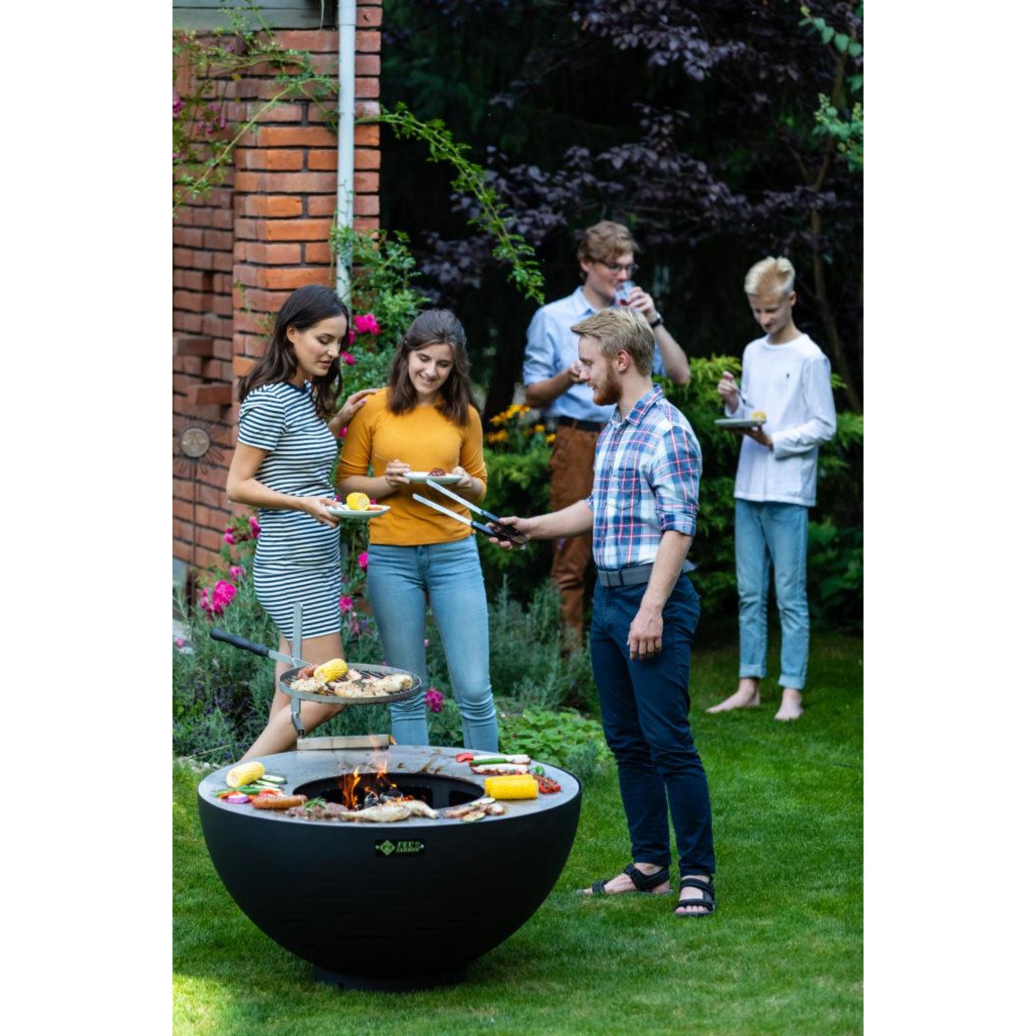 Voir la diapositive 4 : FEU DU JARDIN Brasero boule avec grille et plancha - Noir - 100x100x50 cm